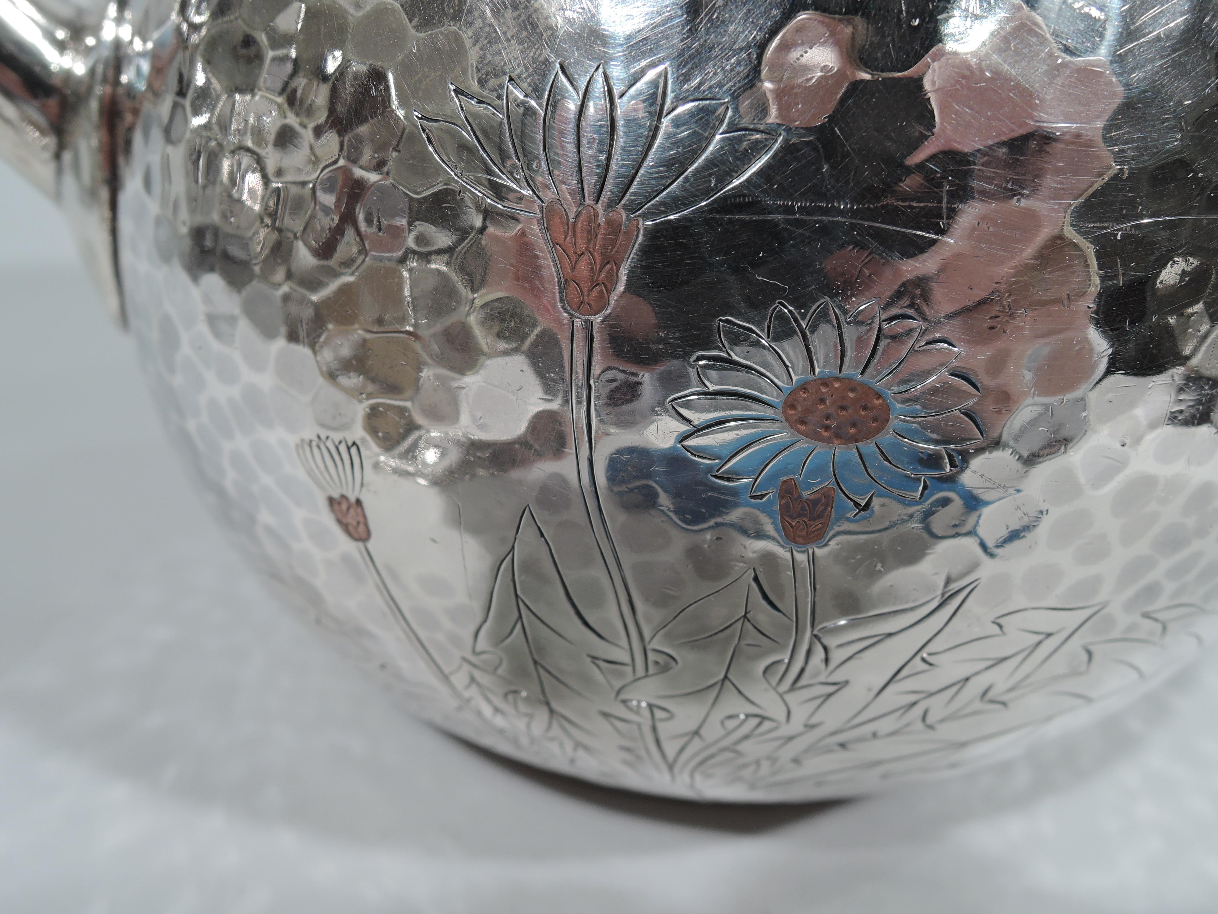 Seltener Tiffany-Wasserkrug aus handgehämmertem Metall mit Libellenmotiv aus gemischtem Metall (Sterlingsilber) im Angebot