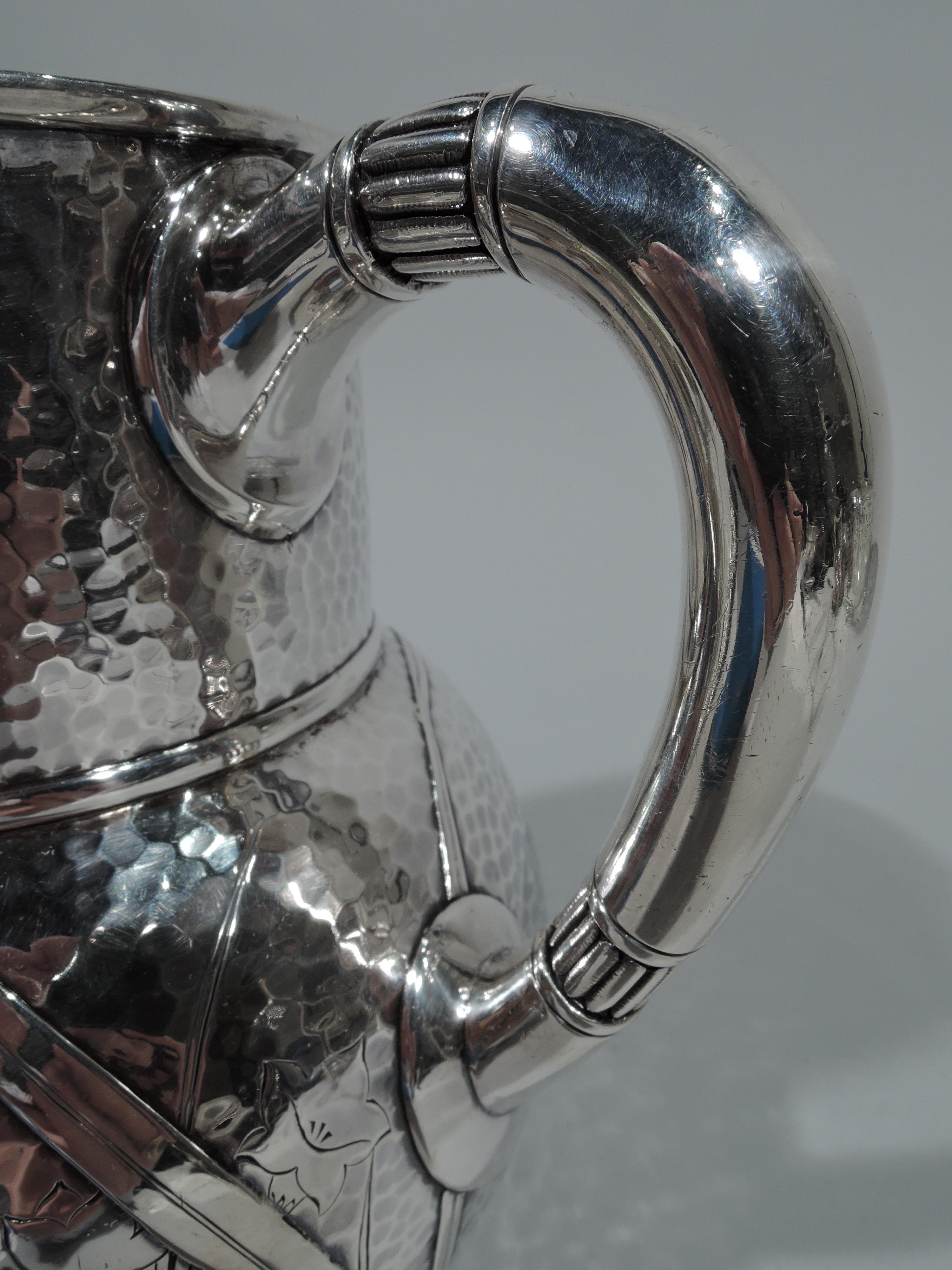 Seltener Tiffany-Wasserkrug aus handgehämmertem Metall mit Libellenmotiv aus gemischtem Metall im Angebot 1