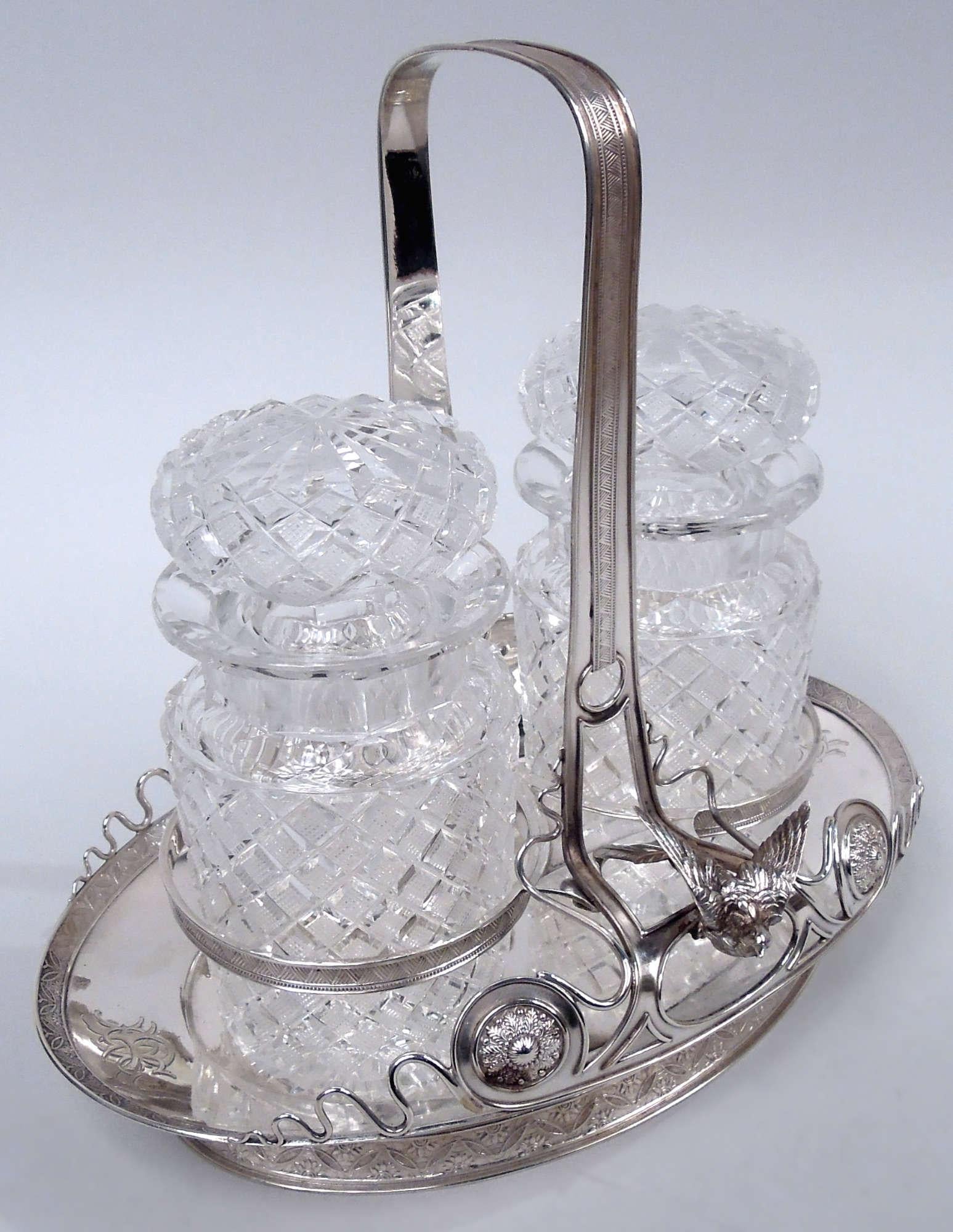 Set di decanter giapponesi in argento sterling. Realizzato da Tiffany & Co. a New York. Ciotola ovale con lati affusolati e manico rettilineo montato su due anelli. I lati sono caratterizzati da fili e patere a spirale e da una lavorazione aperta
