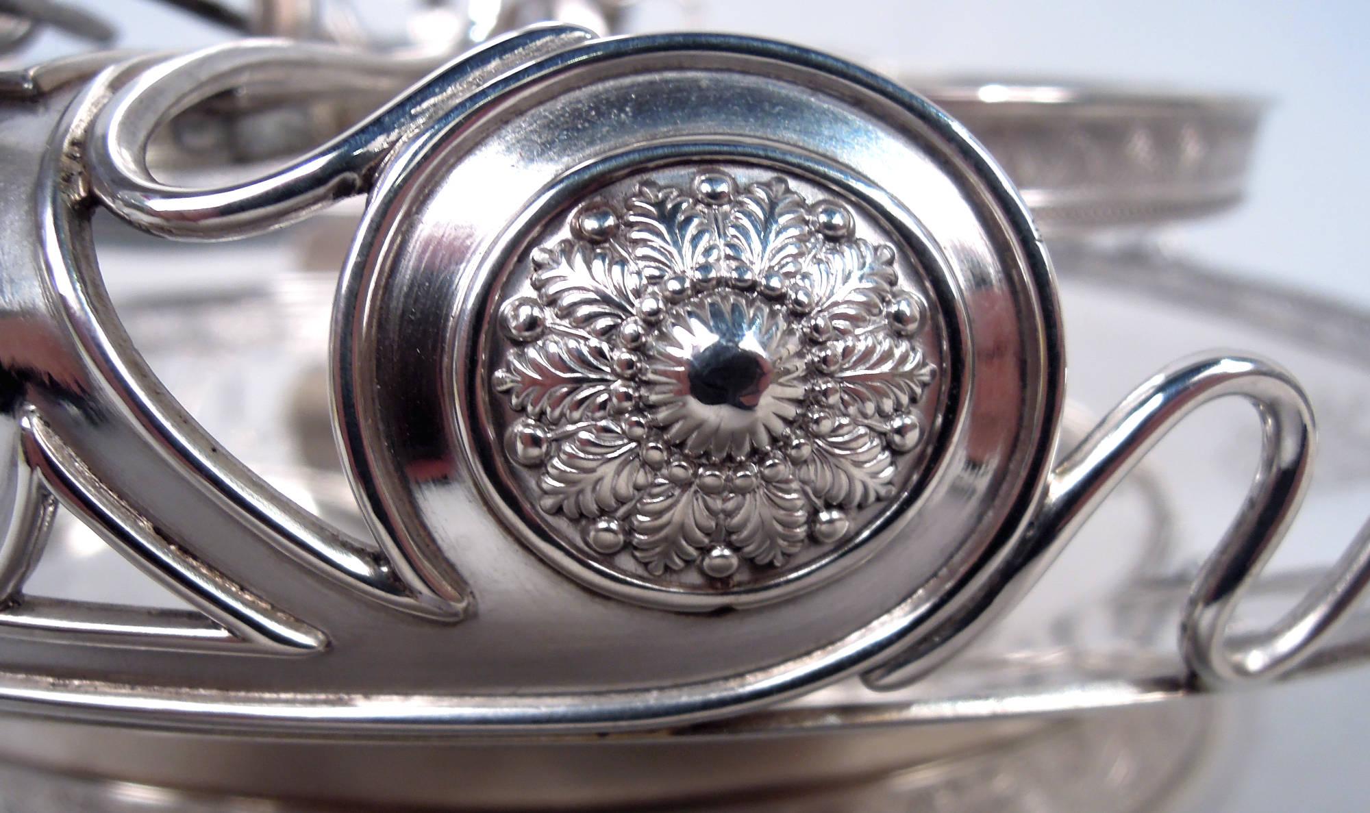 Raro set di decanter in argento sterling Tiffany con motivo storico giapponese In condizioni buone in vendita a New York, NY