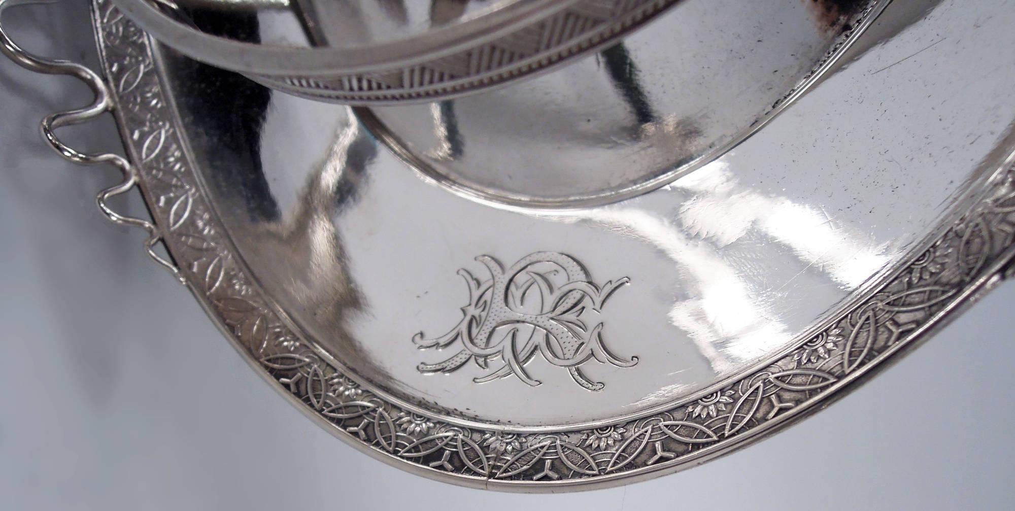 Fine XIX secolo Raro set di decanter in argento sterling Tiffany con motivo storico giapponese in vendita
