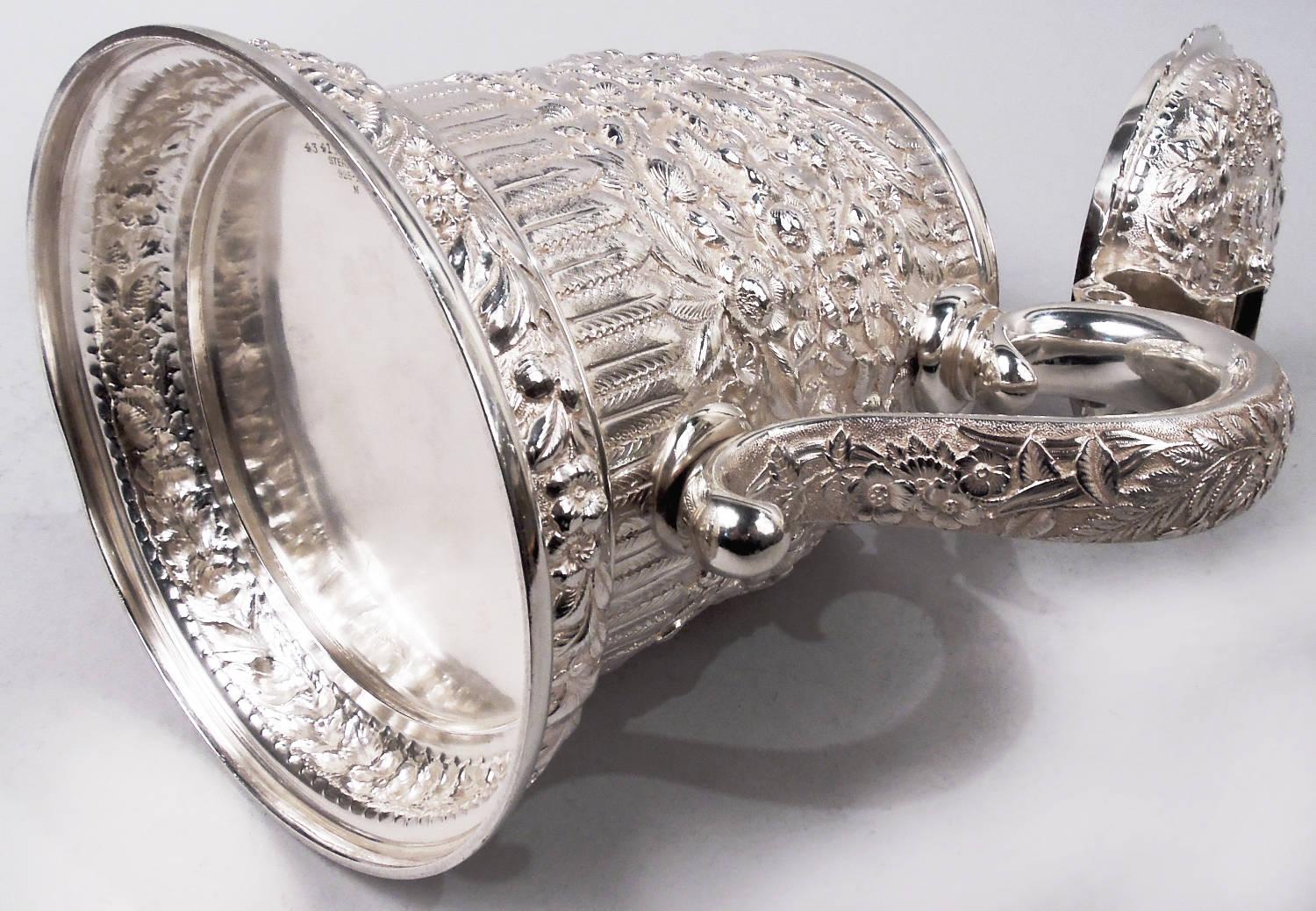 Rara jarra Tiffany Victorian Classical Repousse de plata esterlina en venta 2