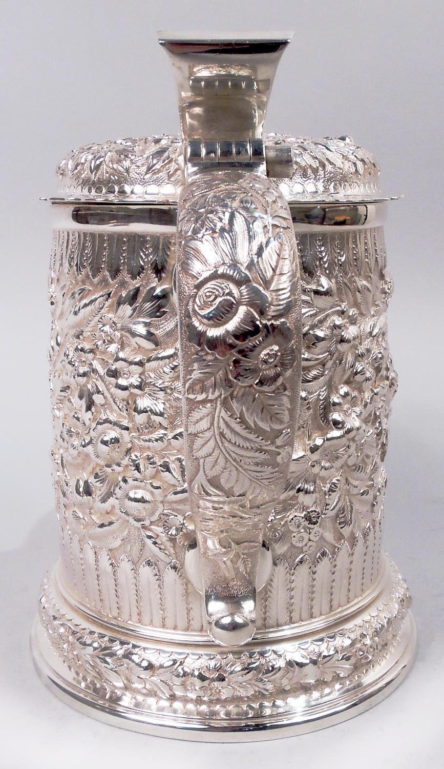 Rara jarra Tiffany Victorian Classical Repousse de plata esterlina Victoriano en venta