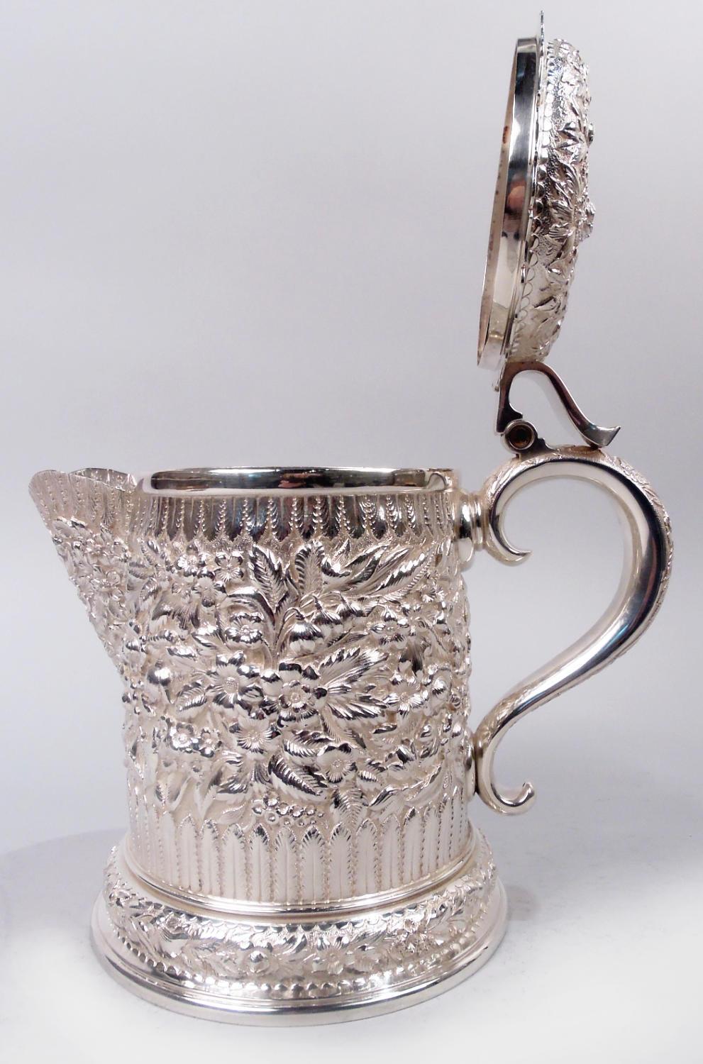 Rara jarra Tiffany Victorian Classical Repousse de plata esterlina Estadounidense en venta