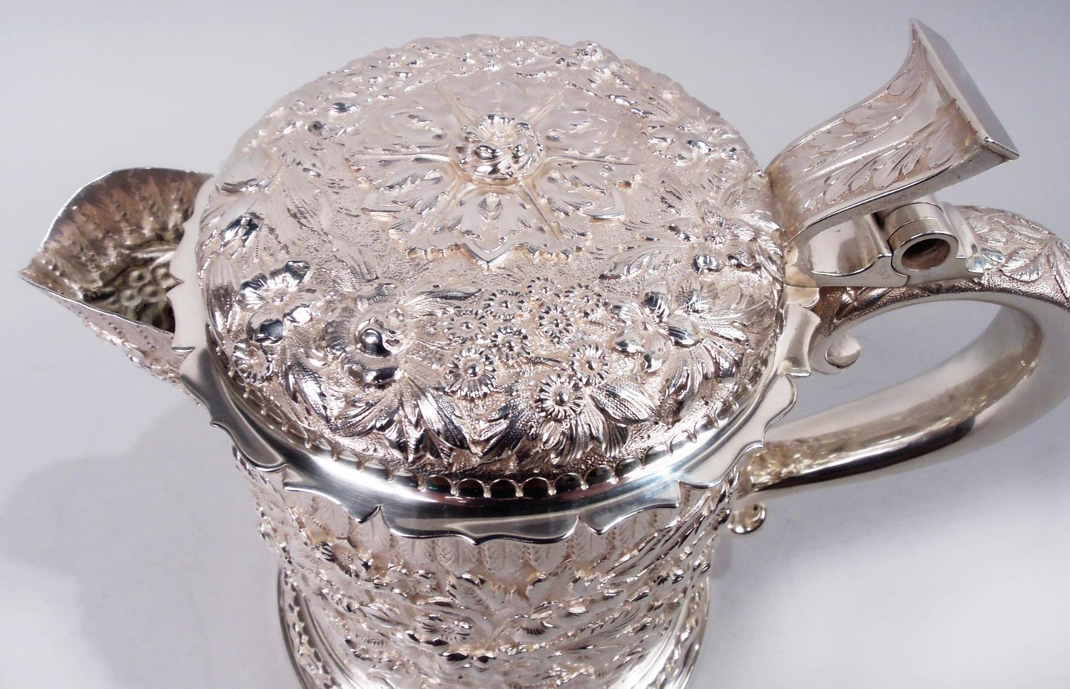 Rara jarra Tiffany Victorian Classical Repousse de plata esterlina Repujado en venta