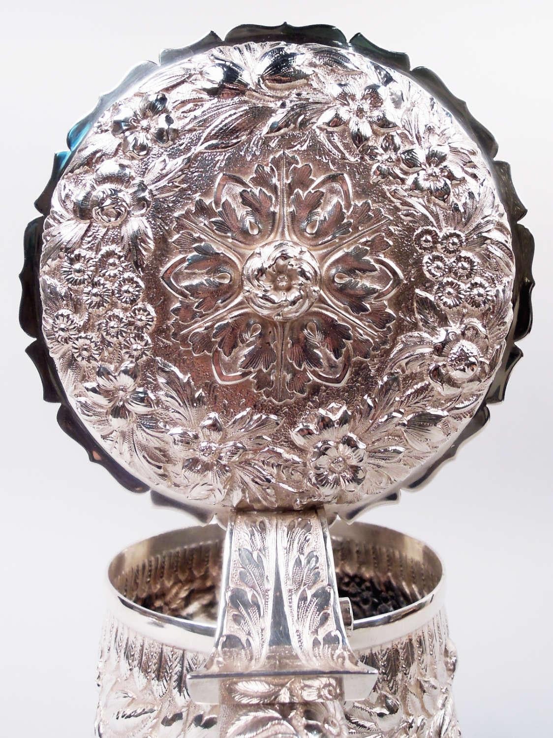 Rara jarra Tiffany Victorian Classical Repousse de plata esterlina en Bueno estado para la venta en New York, NY