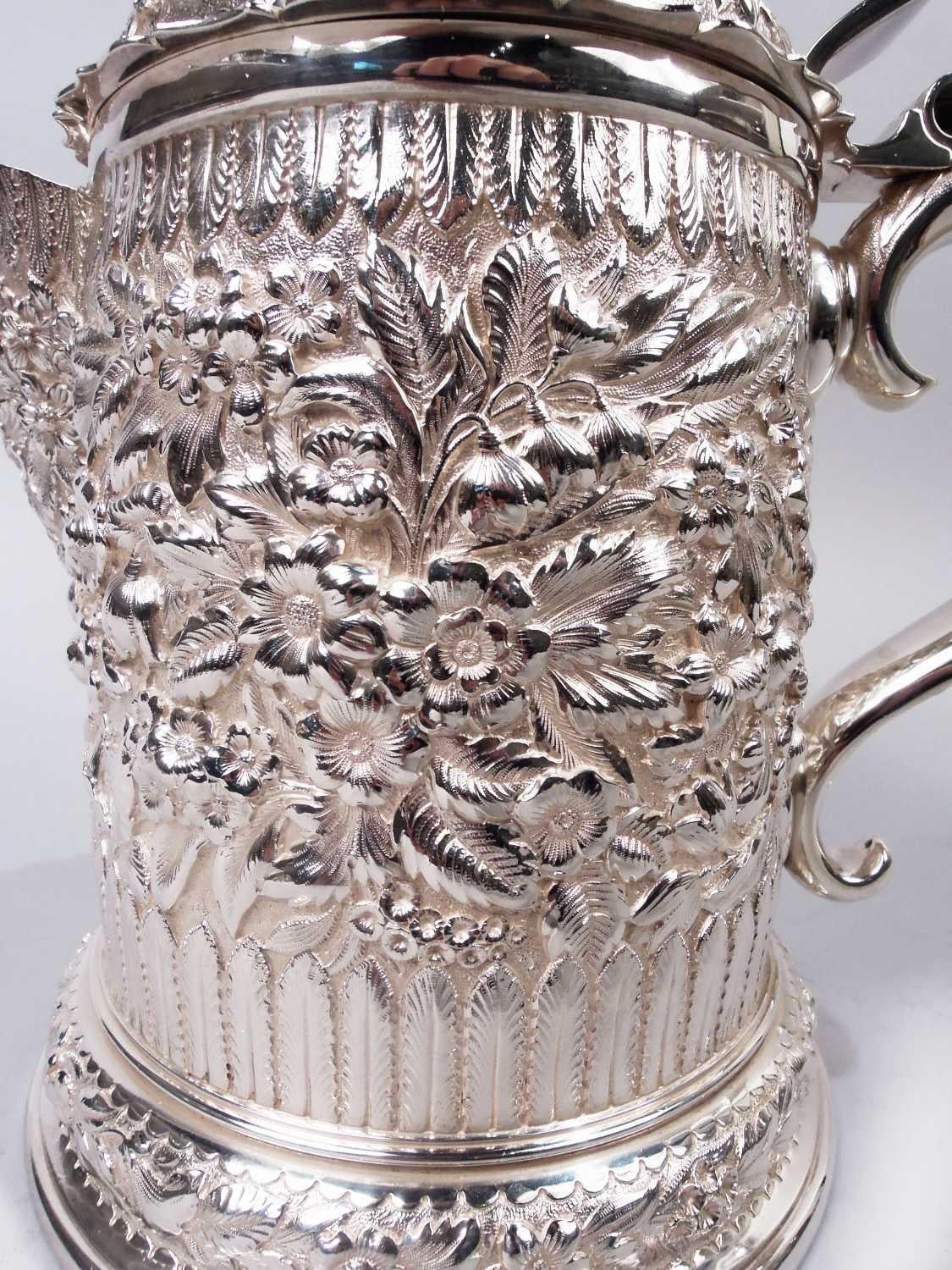 Rara jarra Tiffany Victorian Classical Repousse de plata esterlina Plata esterlina en venta