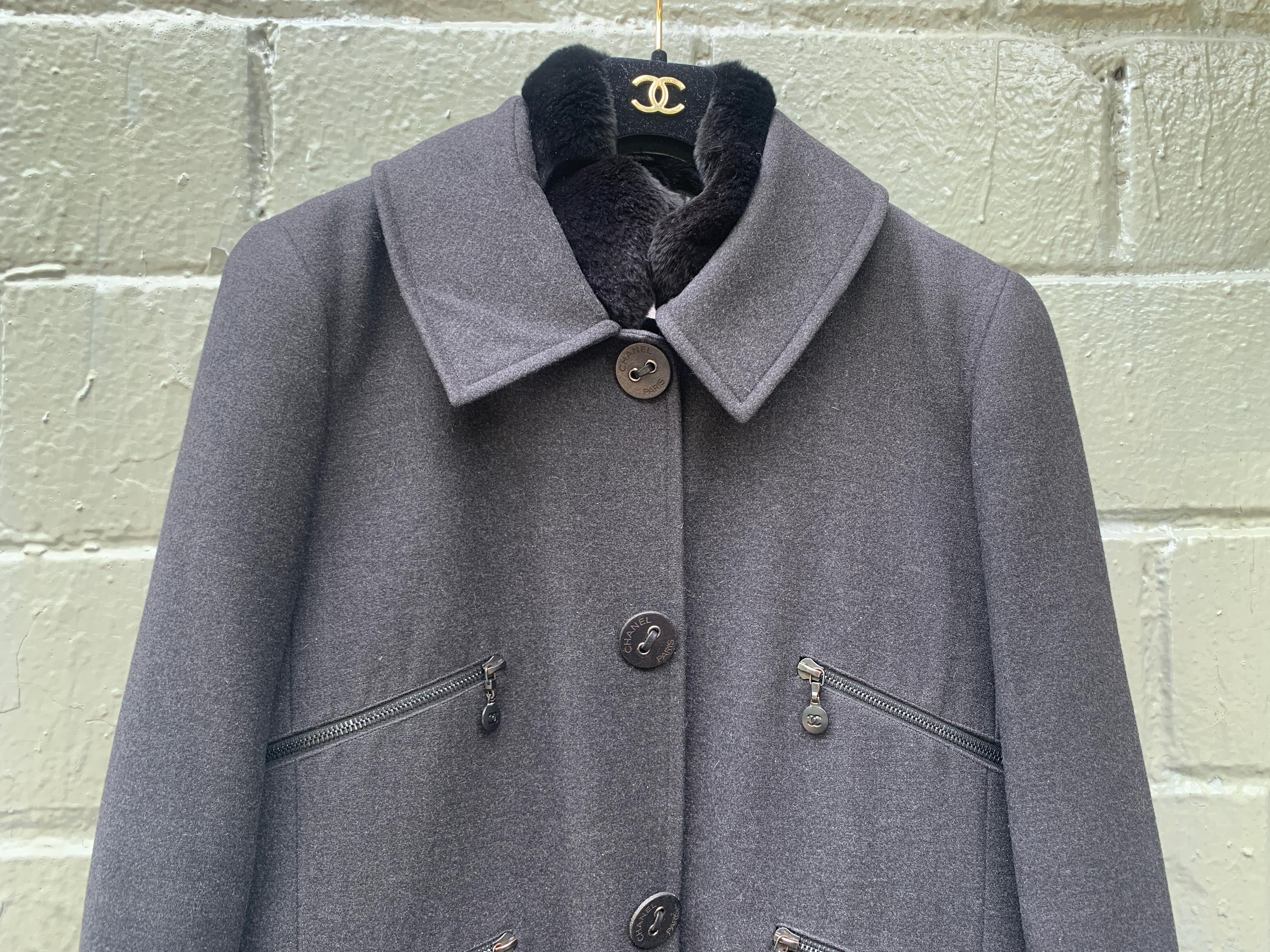Rare ! Timeless 2002 02A Chanel & Karl Lagerfeld for Chanel Elegant Cashmere à simple boutonnage en vente 10