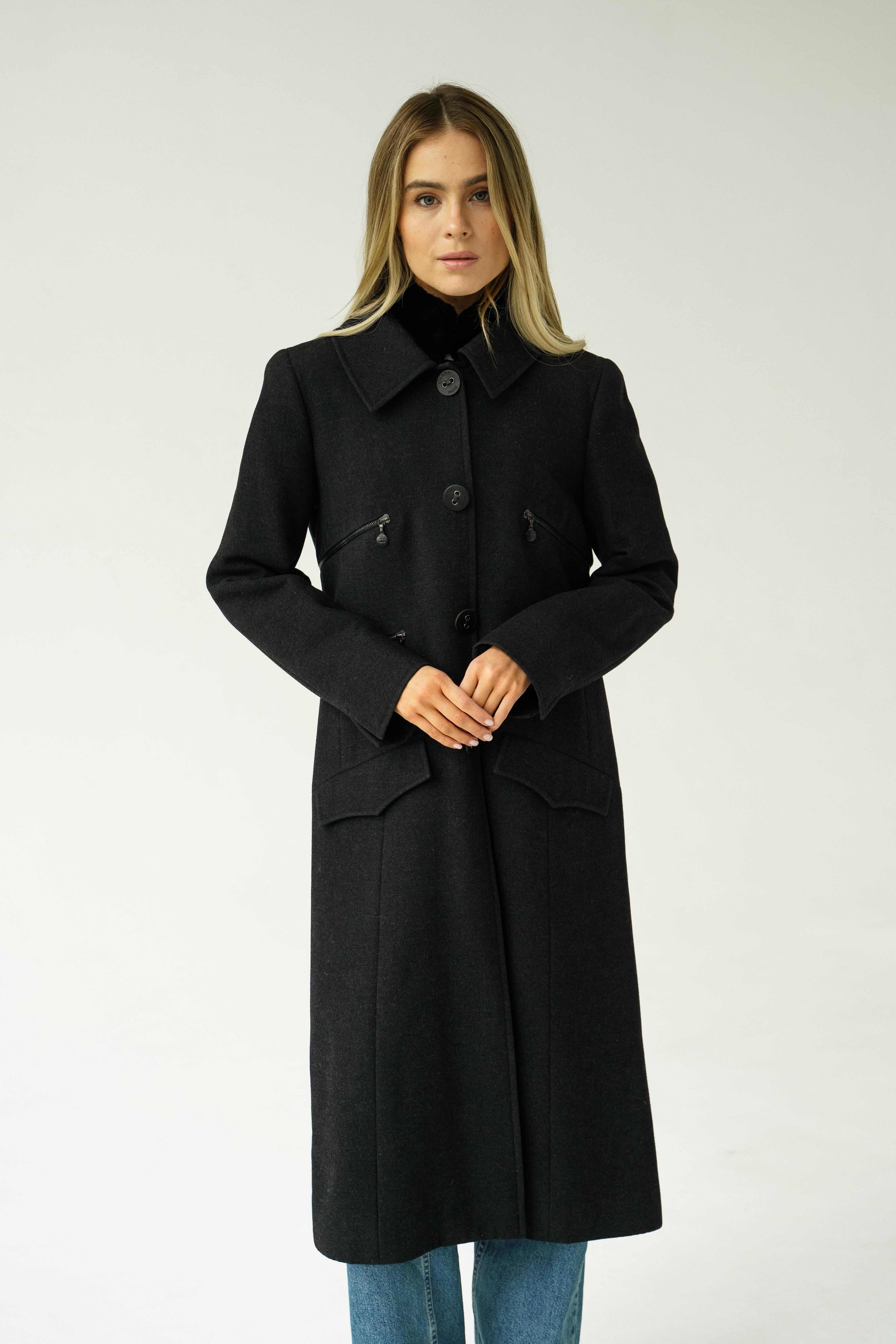 Rare ! Timeless 2002 02A Chanel & Karl Lagerfeld Manteau élégant en cachemire à simple boutonnage avec boutons à logo 

Créateur : Karl Lagerfeld pour Chanel
Collectional : Automne / hiver 2002
Pays de production : France
Style Chanel : 00A / AI928