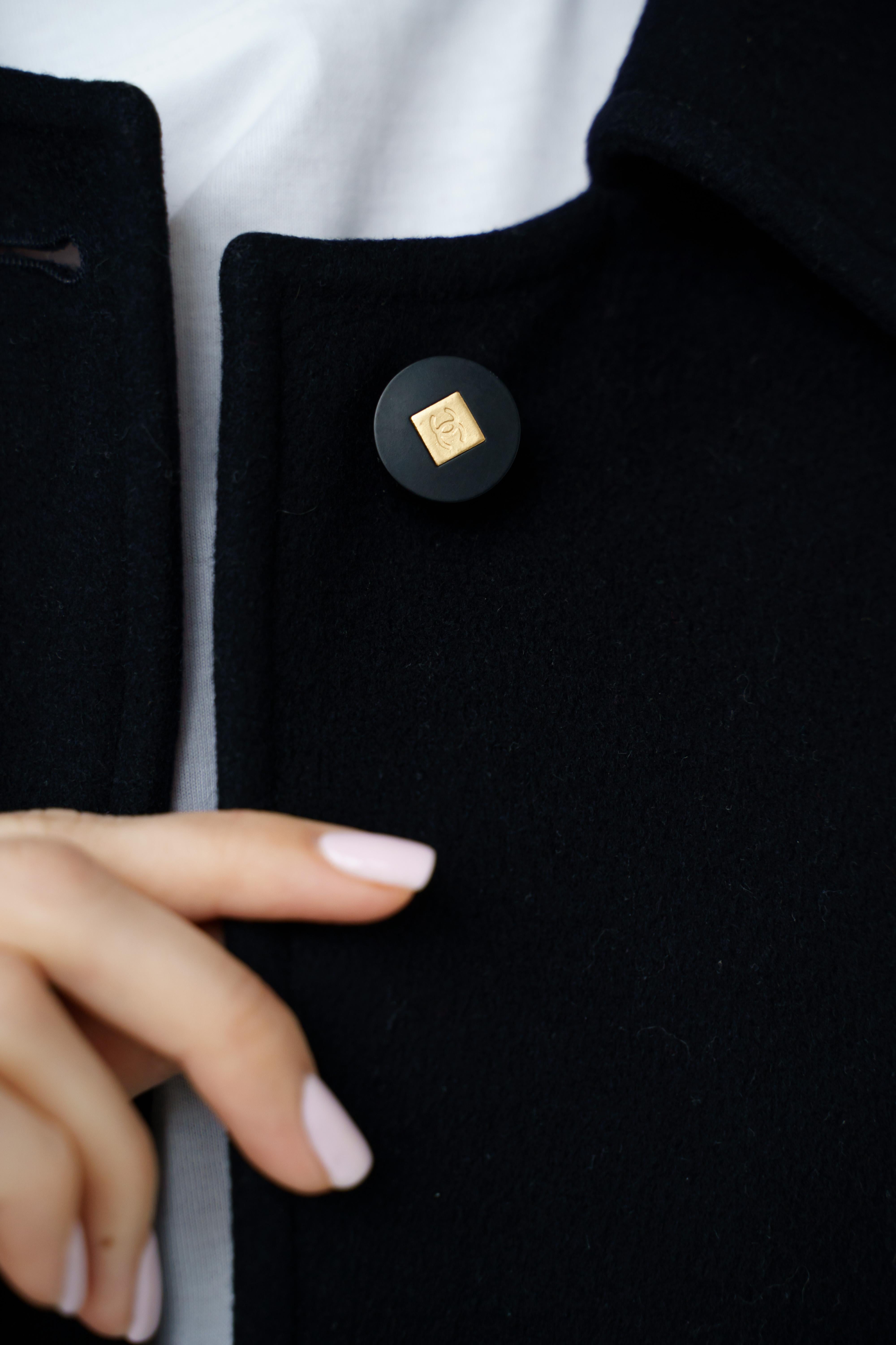 Rare! Timeless Chanel Fall winter 1996 Belt Cashmere Coat with Logo Buttons In Good Condition In Алматинский Почтамт, KZ