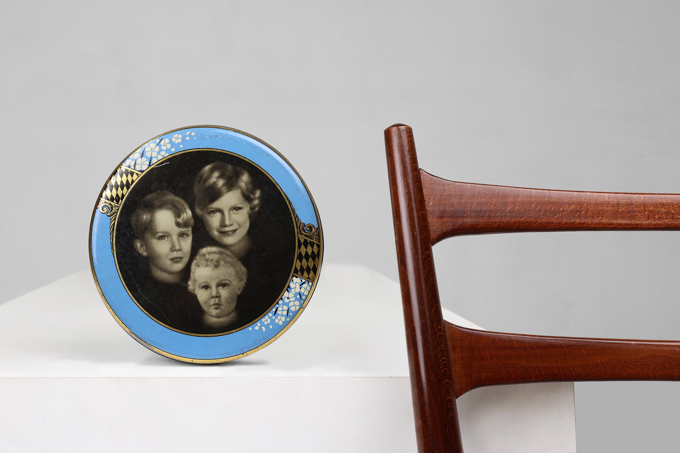 Belgique / 1930 / boîte de conserve / étain / Art Deco / Mid-century / Vintage

Rare grande boîte en fer-blanc des années 1930, ornée des portraits des enfants du roi des Belges Léopold III - Boudewijn, Astrid et Albert II. Une belle canette bleue