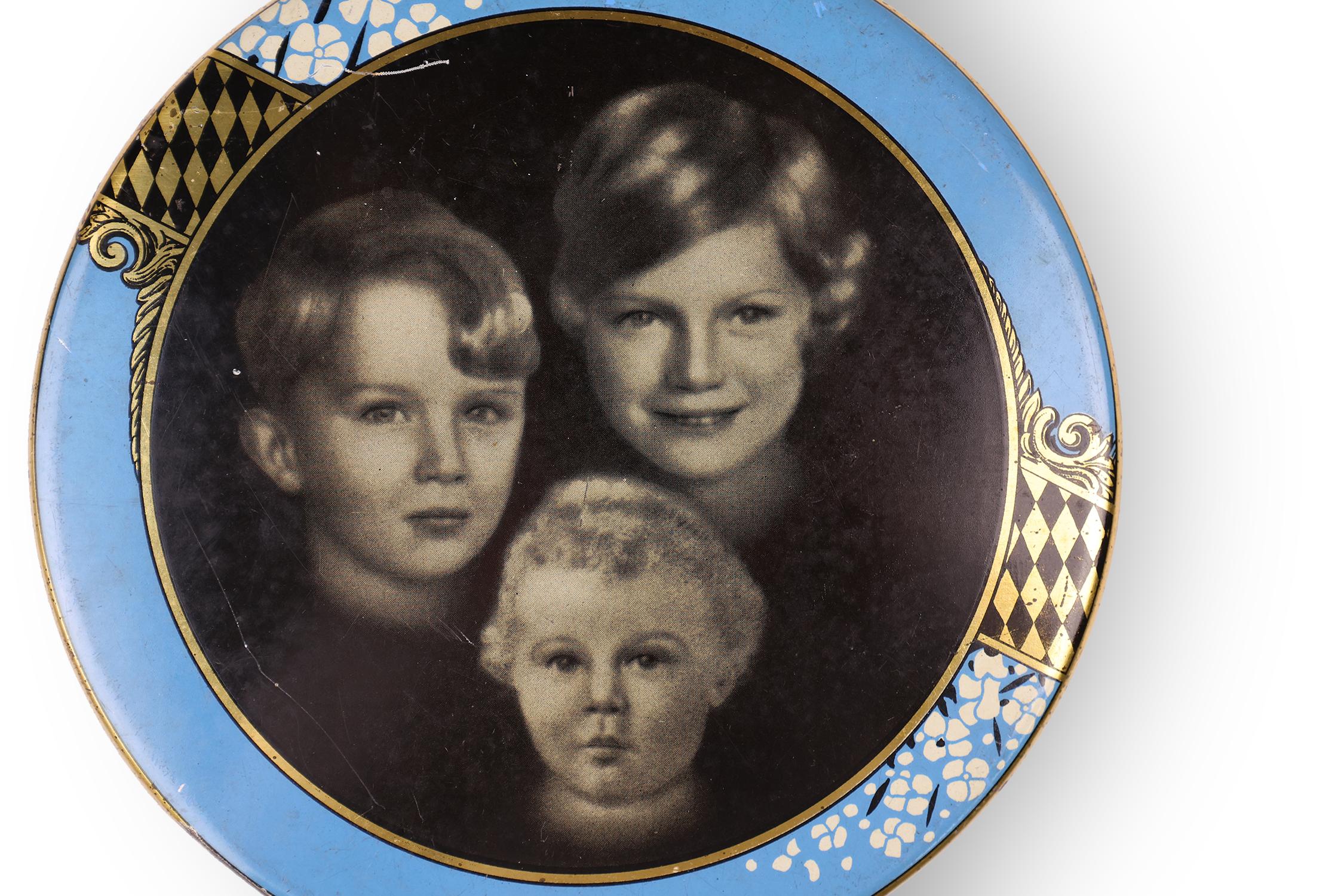 Art déco Rare boîte de conserve de la famille royale belge des années 1930 en vente