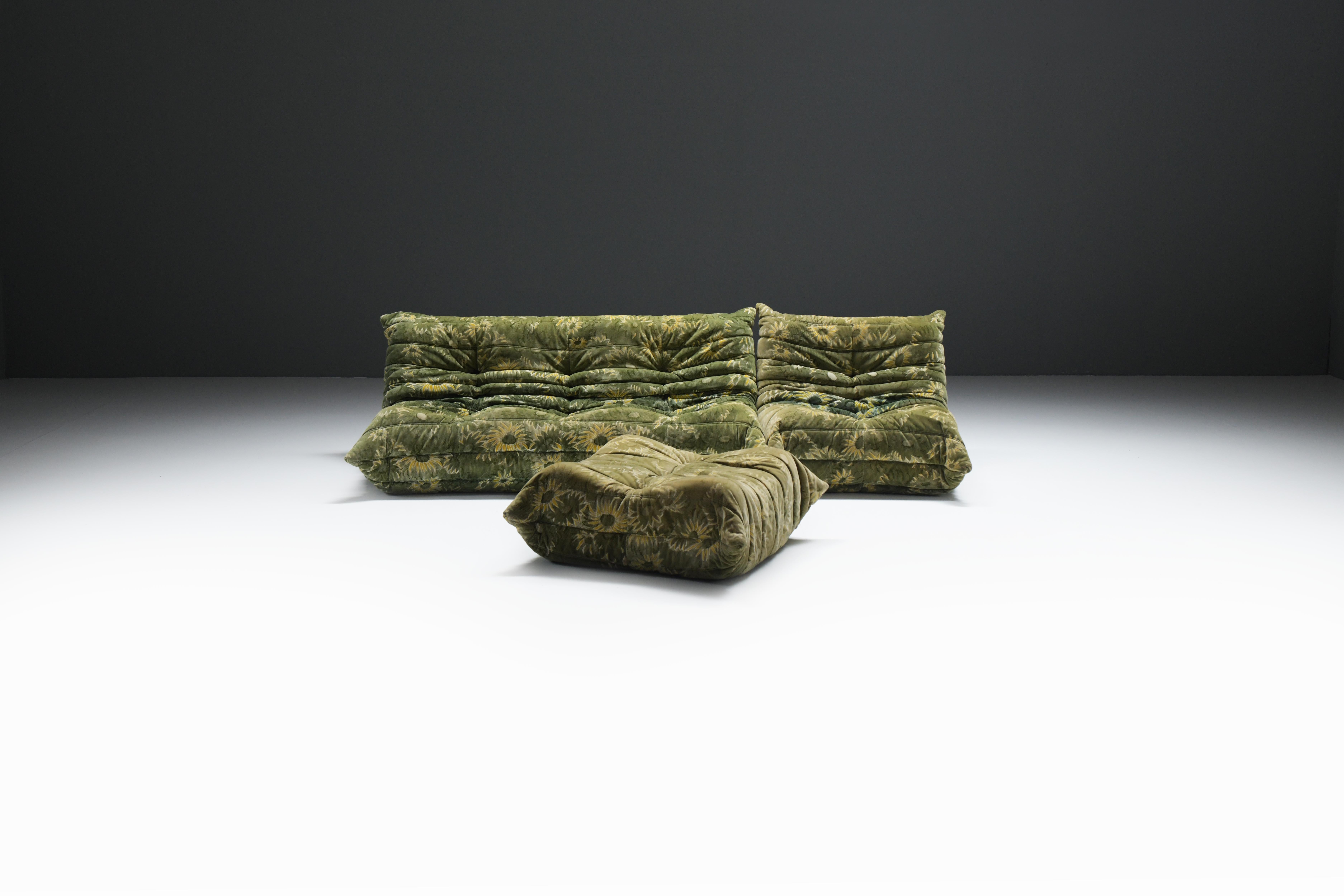 L'exquis ensemble TOGO, confectionné dans le velours fleuri original, constitue un point de mire dans toute décoration d'intérieur. Cette édition rare est très recherchée sur le marché actuel.
Conçu par Michel Ducaroy pour Ligne Roset dans les