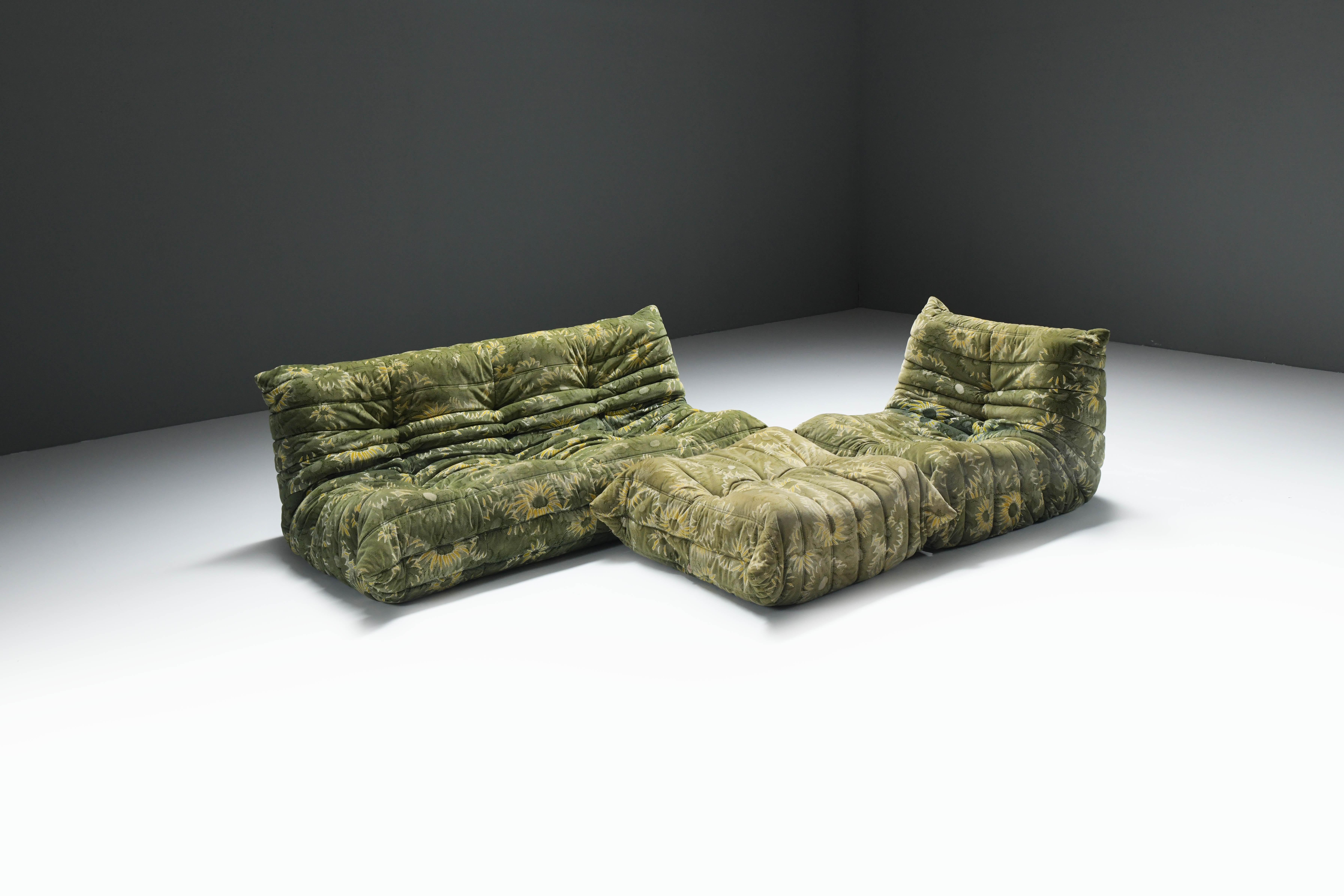 Mid-Century Modern Rare ensemble Togo dans son tissu d'origine par Michel Ducaroy pour Ligne Roset France.