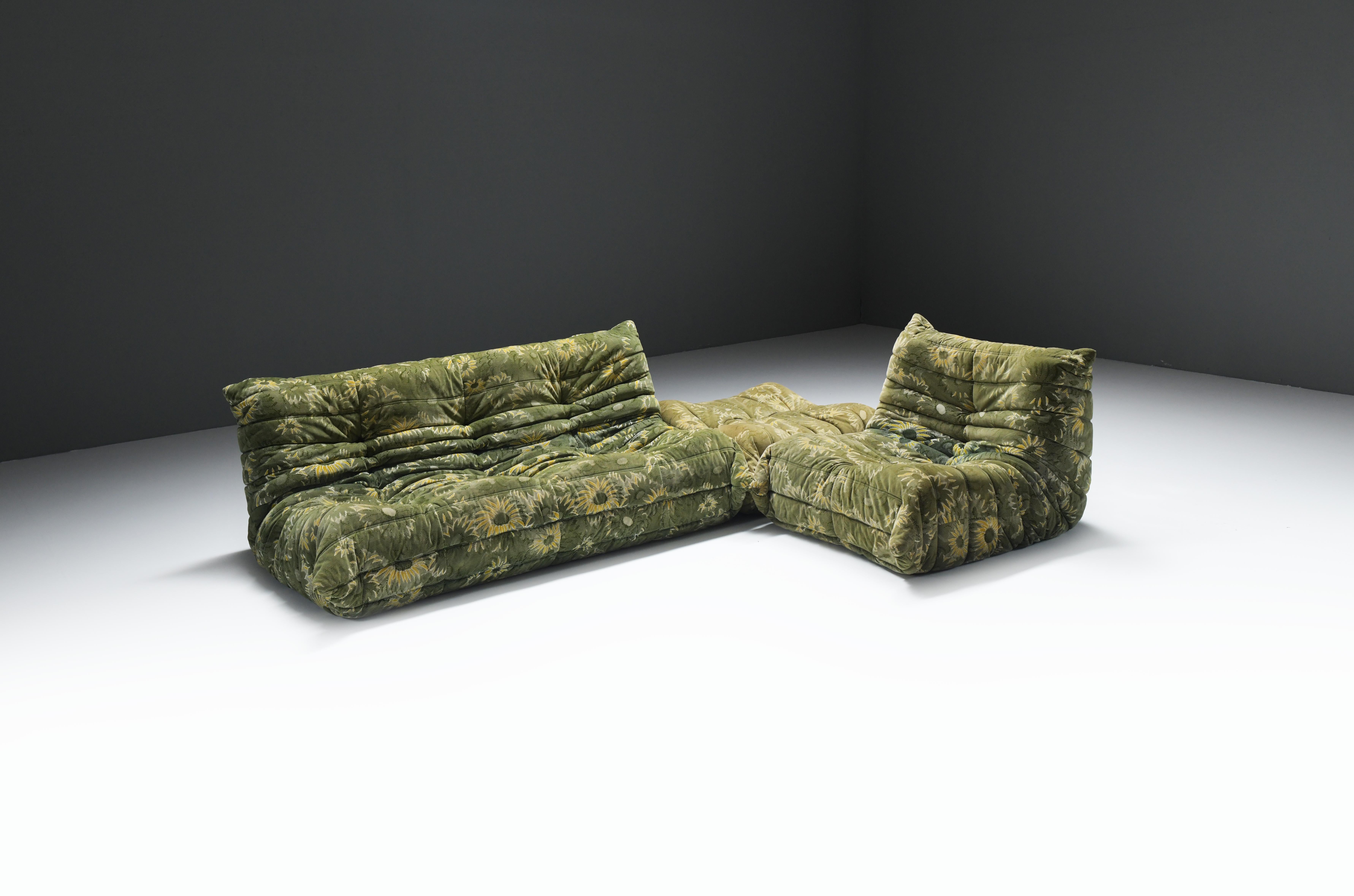 Français Rare ensemble Togo dans son tissu d'origine par Michel Ducaroy pour Ligne Roset France.