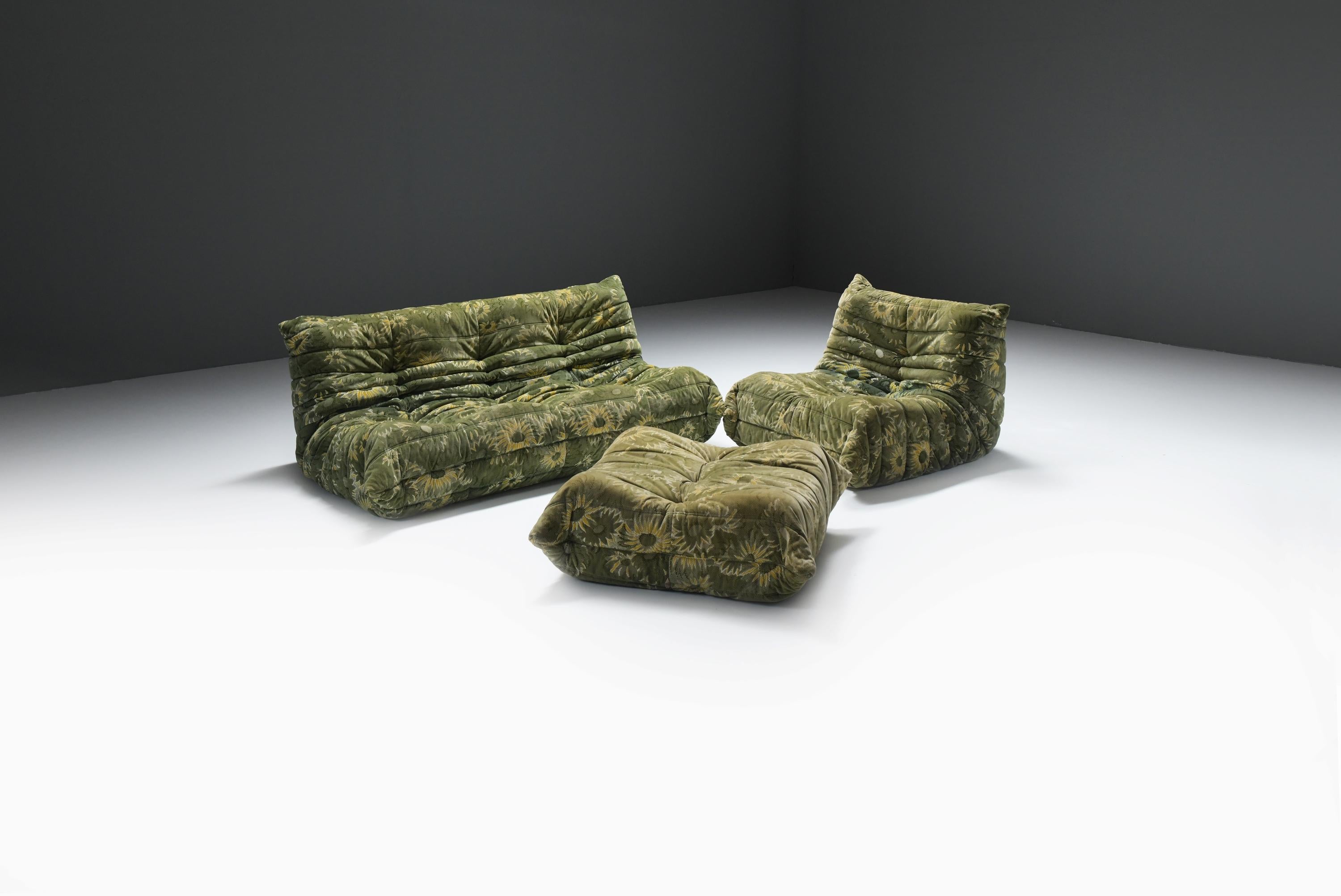20ième siècle Rare ensemble Togo dans son tissu d'origine par Michel Ducaroy pour Ligne Roset France.