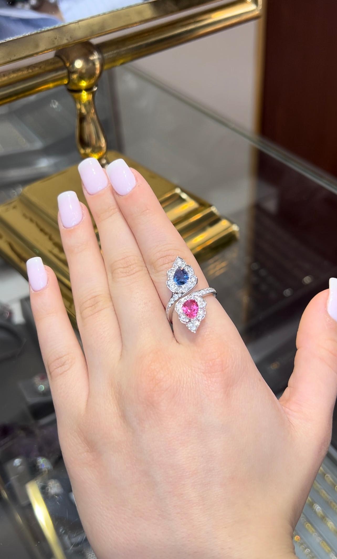 Spektakulärer, einzigartiger Toi et Moi Ring, handgefertigt in 18k Weißgold, mit zwei auffälligen rosa und blauen Spinellen im Brillantschliff. Zu den seltensten Farben für den in Sri Lanka abgebauten Spinell-Edelstein. Das Gesamtkaratgewicht der