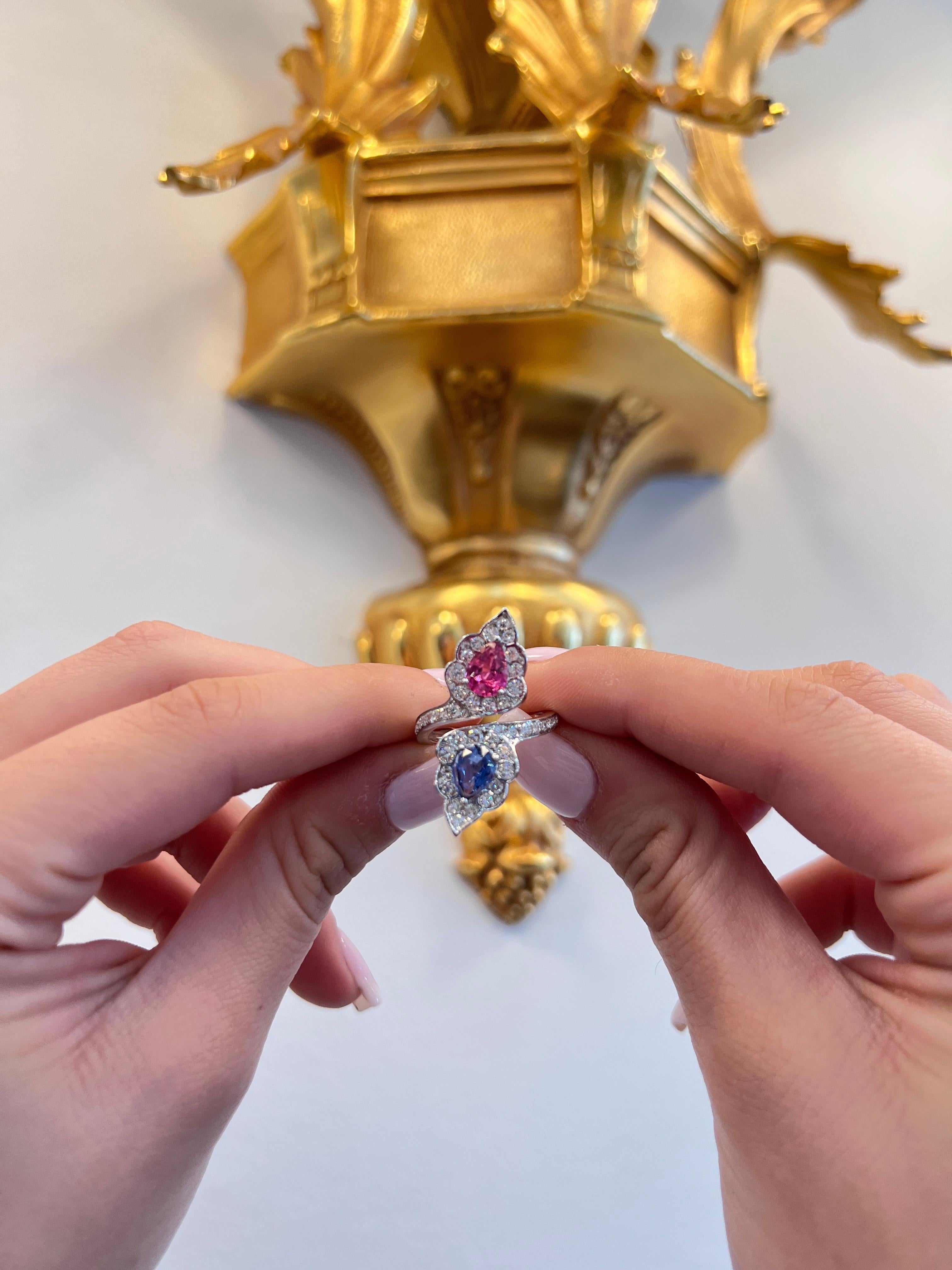 Seltener Toi et Moi Bypass-Ring aus 18 Karat Weißgold mit doppeltem rosa Spinell und blauem Spinell (Tropfenschliff) im Angebot