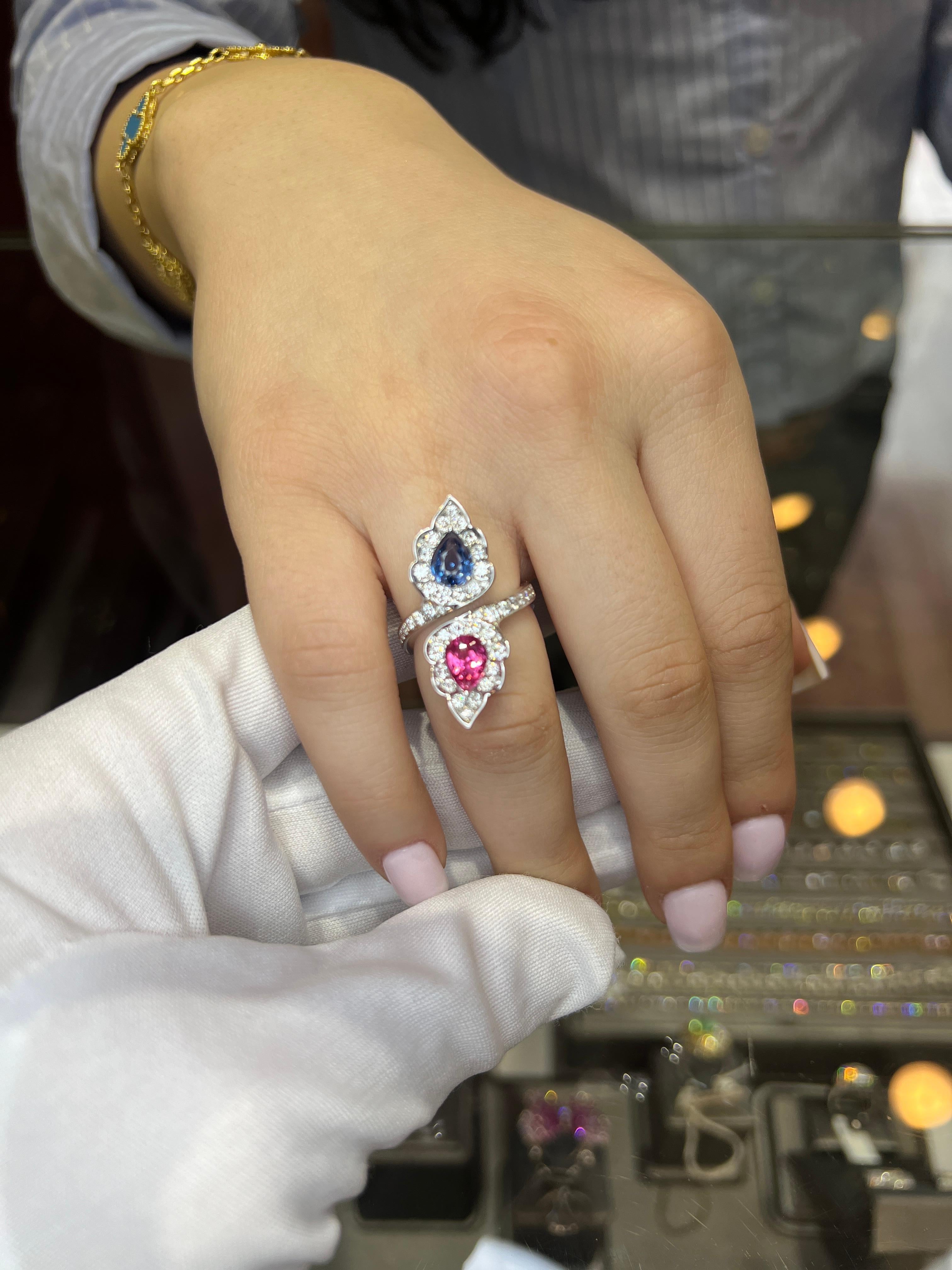 Seltener Toi et Moi Bypass-Ring aus 18 Karat Weißgold mit doppeltem rosa Spinell und blauem Spinell im Zustand „Neu“ im Angebot in Great Neck, NY