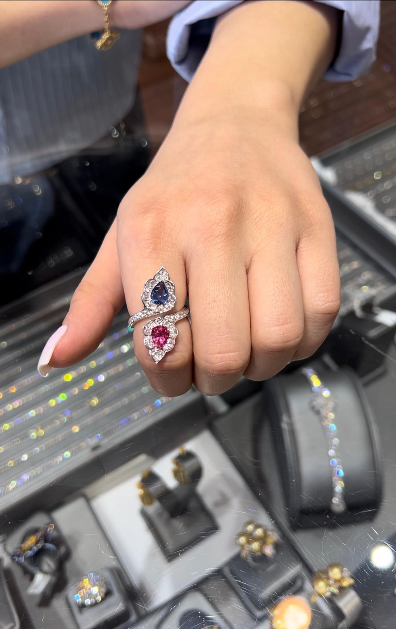 Seltener Toi et Moi Bypass-Ring aus 18 Karat Weißgold mit doppeltem rosa Spinell und blauem Spinell Damen im Angebot