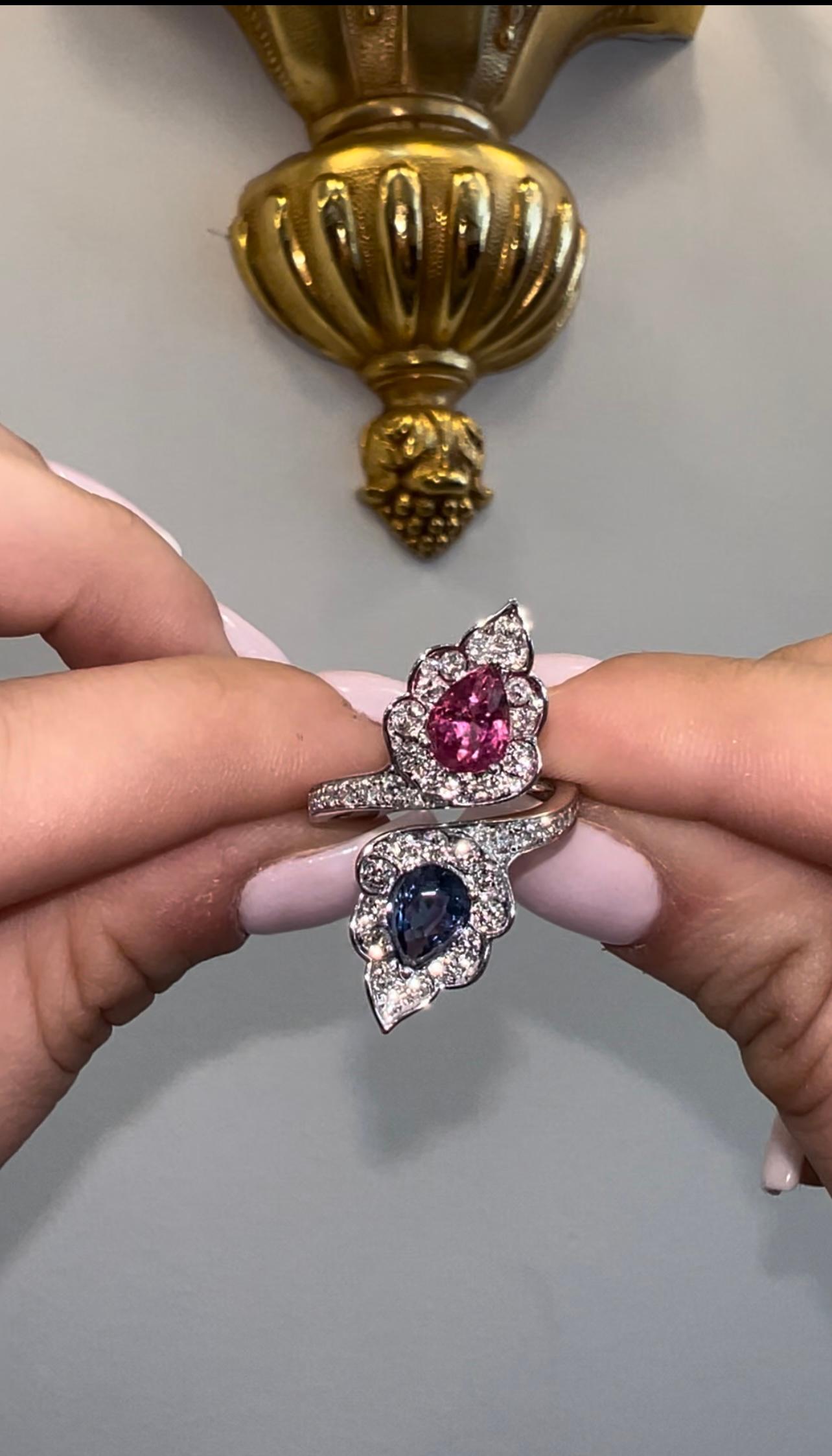 Seltener Toi et Moi Bypass-Ring aus 18 Karat Weißgold mit doppeltem rosa Spinell und blauem Spinell im Angebot 2