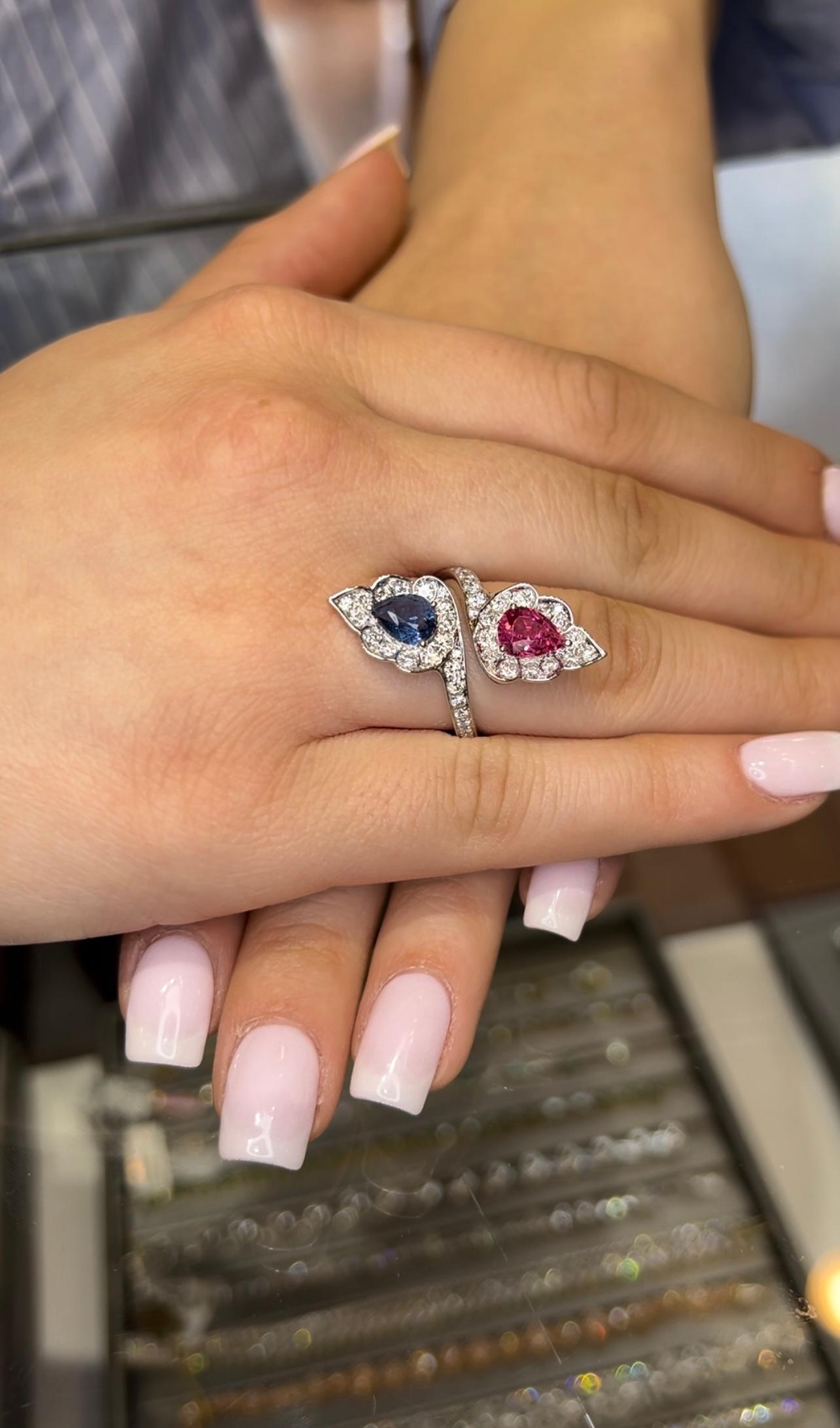 Seltener Toi et Moi Bypass-Ring aus 18 Karat Weißgold mit doppeltem rosa Spinell und blauem Spinell im Angebot 3