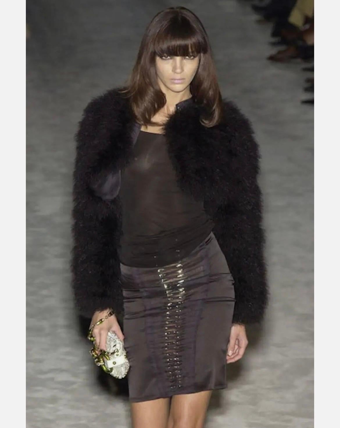 Rare Tom Ford for Gucci Fall 2004 Jupe en soie ornée de cristaux - NWT - IT 38

Issue de la collection emblématique automne/hiver 2004 de Tom Ford pour Gucci, cette jupe de défilé ultra-rare capture le glamour séduisant de ses dernières saisons au