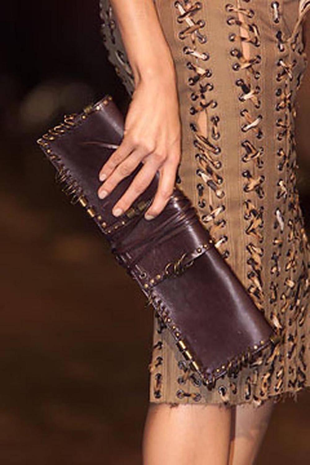 Women's Rare Tom Ford for Yves Saint Laurent S/S 2002 Runway Brown Ring Leather Clutch For Sale