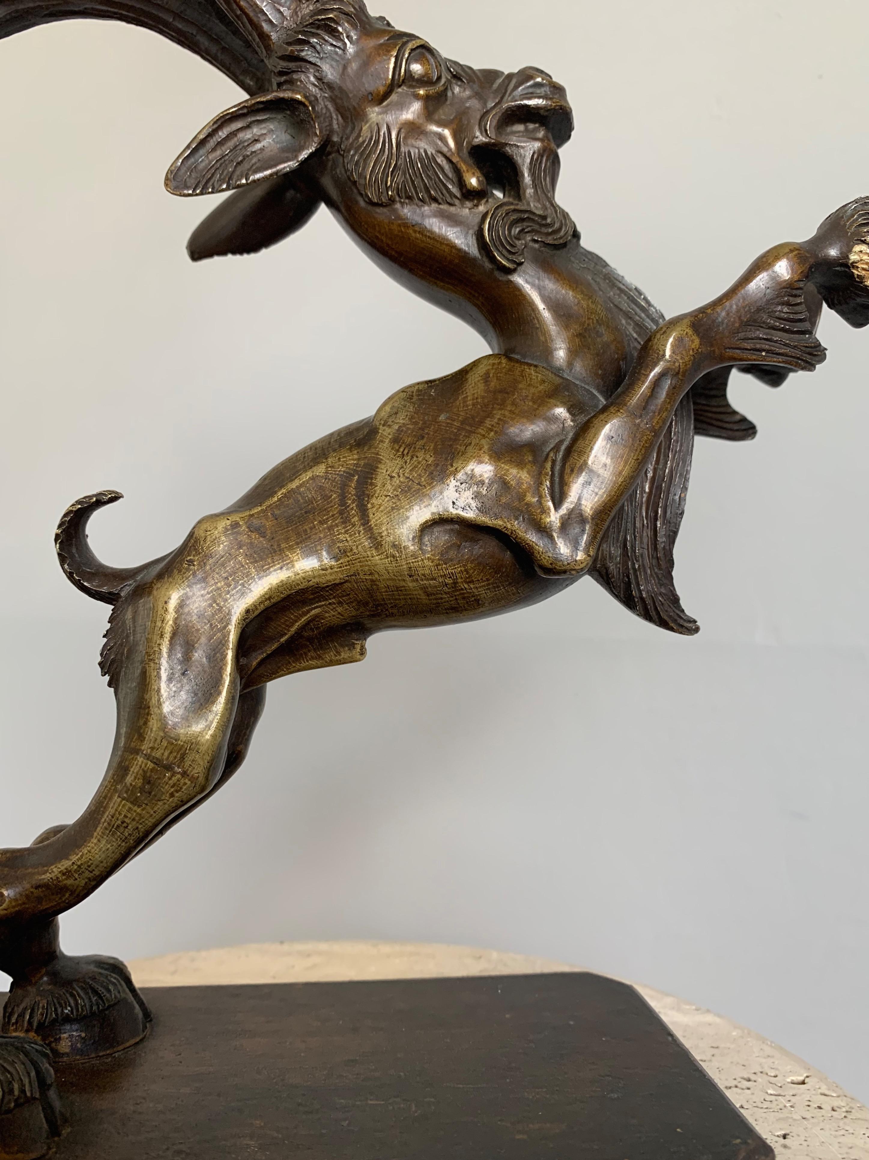 Seltene expressionistische Bronzeskulpturstatue eines Capricorns, Ibex in Top-Qualität, frühe 1900er Jahre  (Arts and Crafts) im Angebot