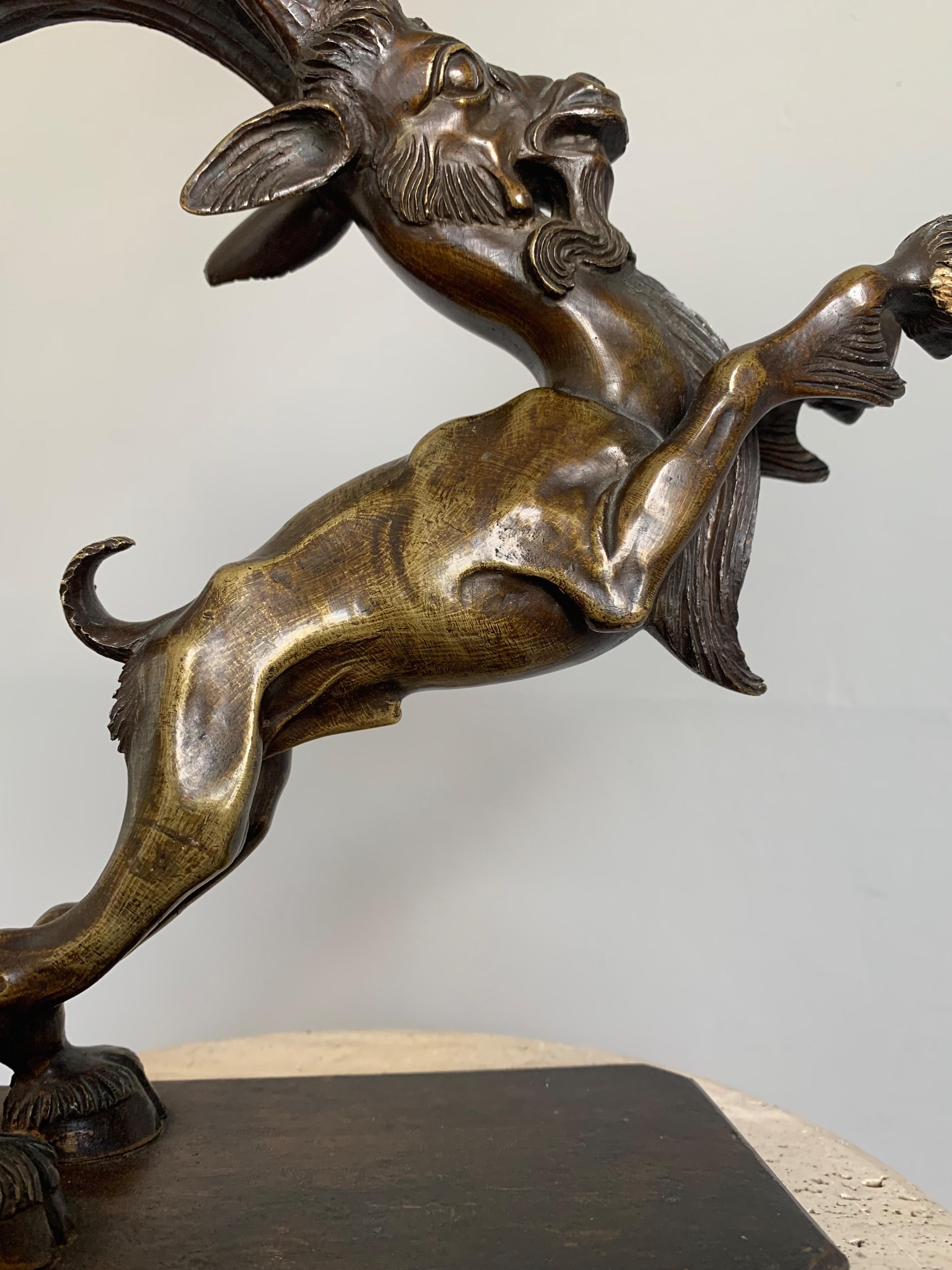 Seltene expressionistische Bronzeskulpturstatue eines Capricorns, Ibex in Top-Qualität, frühe 1900er Jahre (Arts and Crafts) im Angebot