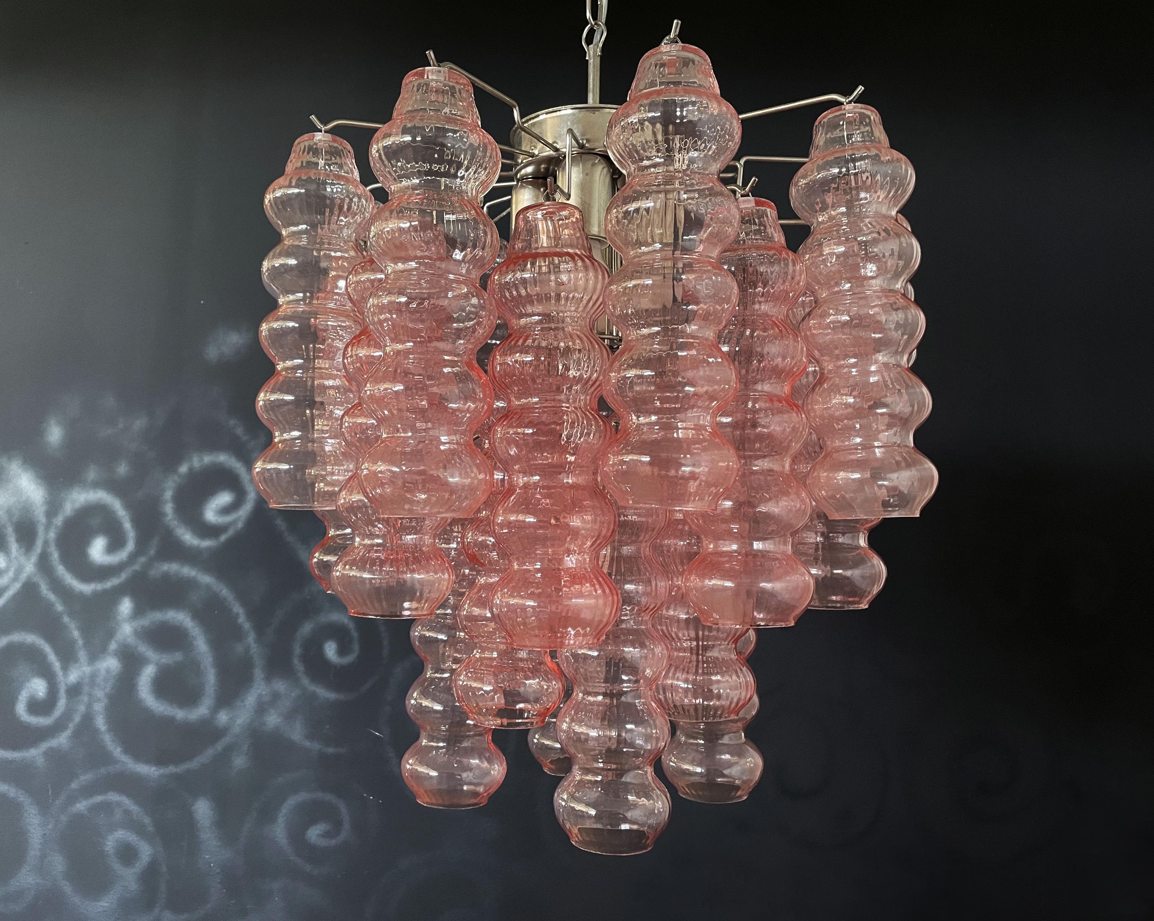 Seltener Murano-Vintage-Kronleuchter von höchster Qualität – 26 rosa Gläserröhren (Geblasenes Glas) im Angebot