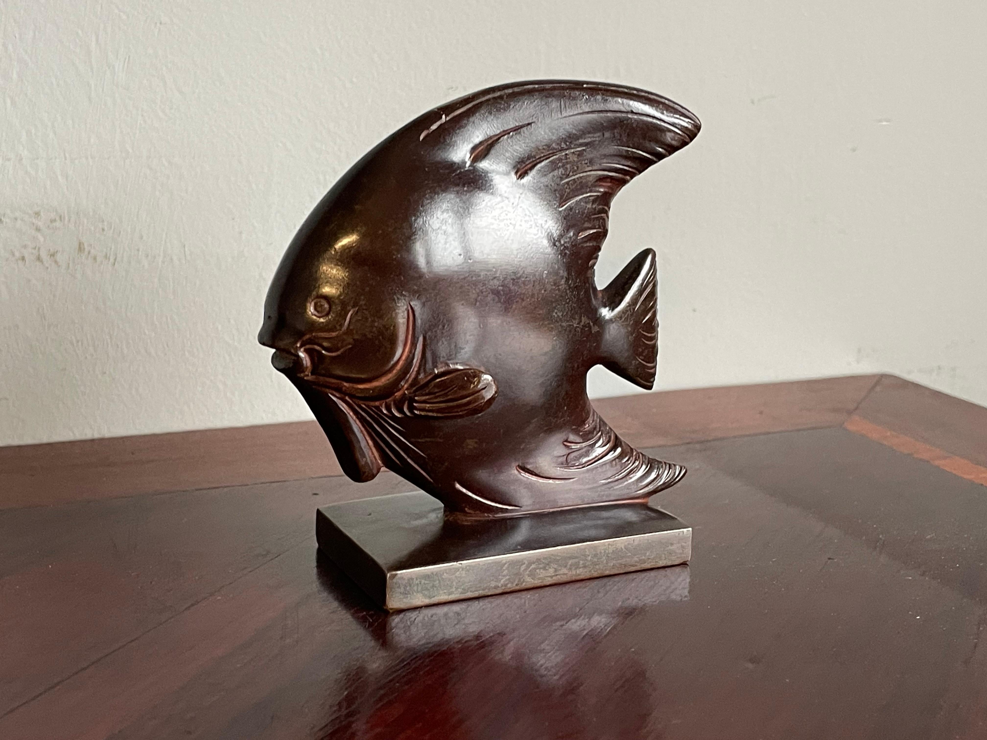Seltene & Top Workmanship Midcentury Bronze Diskus Fisch Skulptur w atemberaubende Patina im Angebot 1