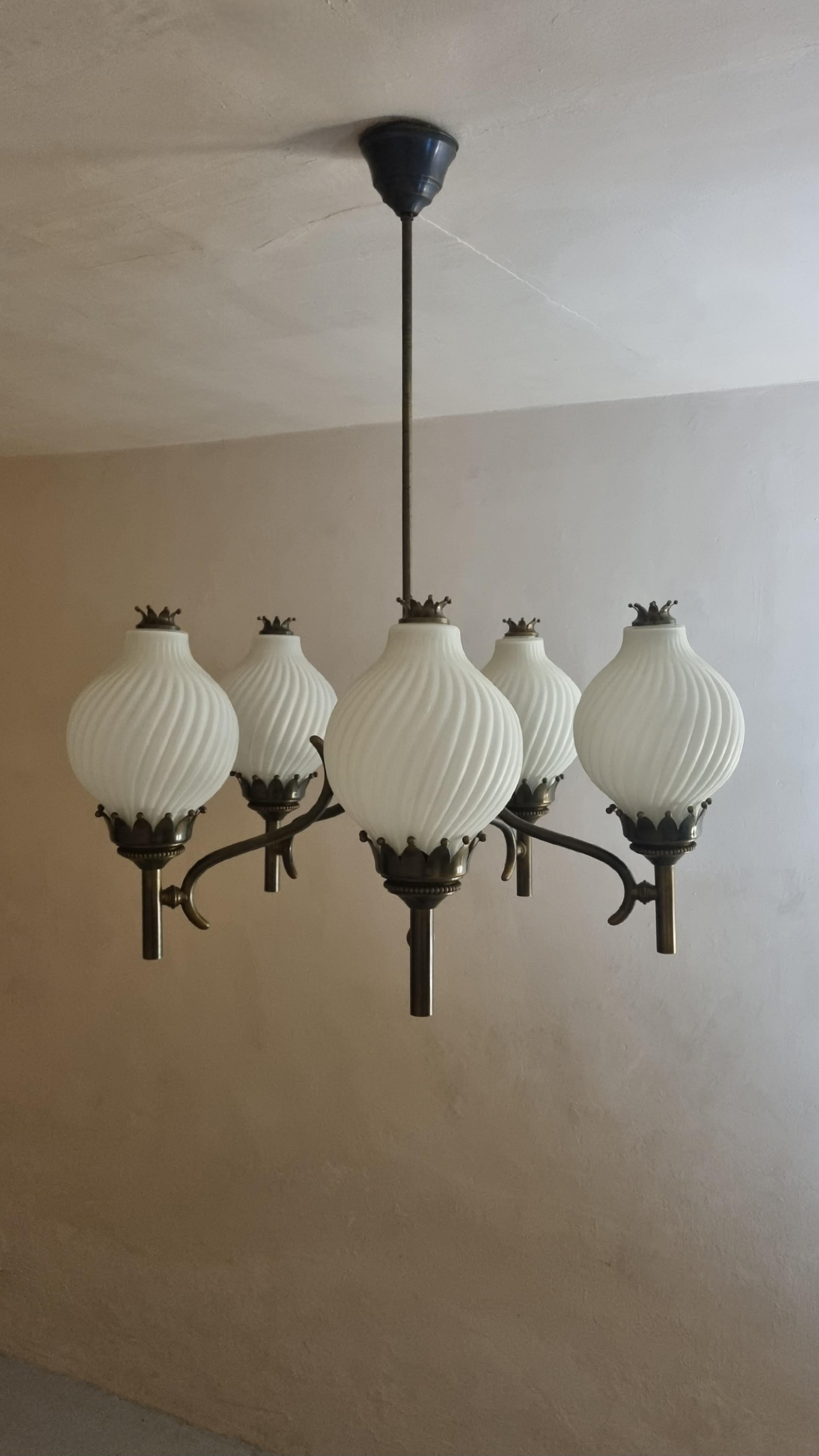 Grande lampada a soffitto disegnata da Angelo Lelii e Naborre Corno per Arredoluce, 1961. 
Struttura in ottone, diffusori in vetro duplex opal bianco, 5 punti luce, eccellenti condizioni.
Modello ampiamente documentato nella bibliografia Arredoluce