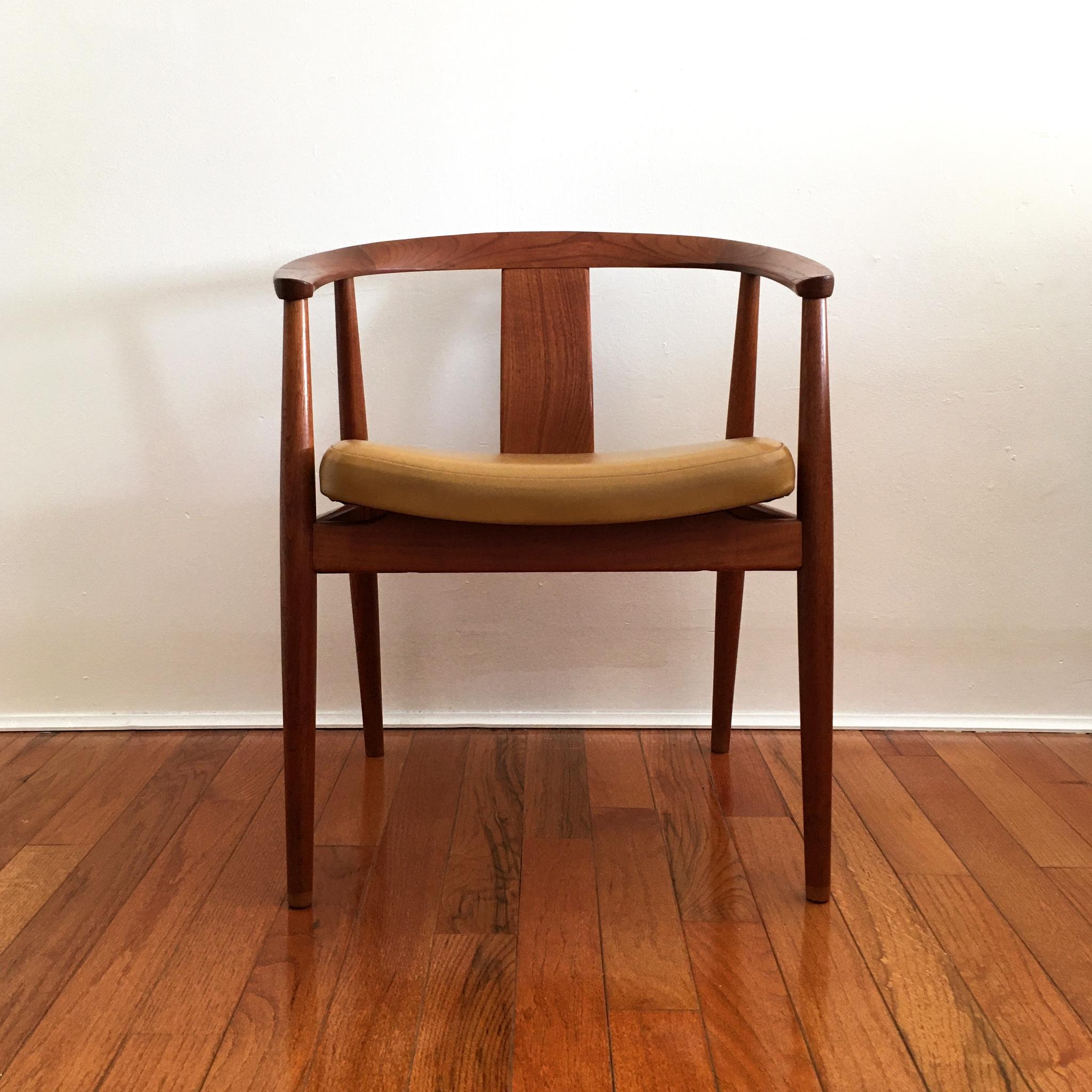 Rare Tove & Edvard Kindt-Larsen teak side chair with yellow ochre leather seat. Stunning design.

Measurements:
H: 29