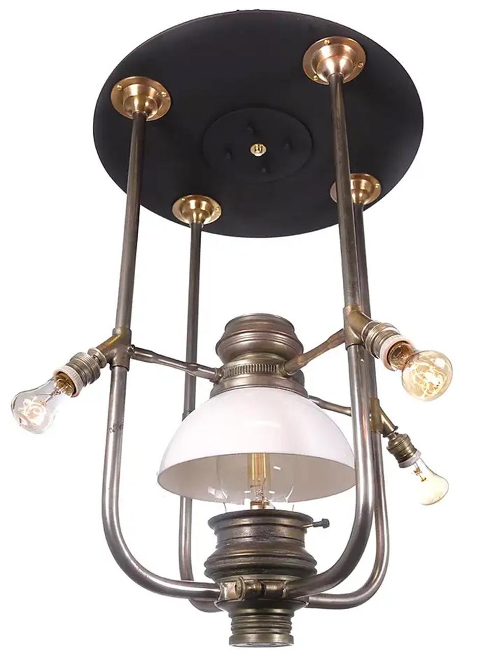Die Lampe ist unsigniert, aber wir glauben, dass sie von der Dayton Lighting Company stammt und auf das Jahr 1900 datiert ist. Es handelt sich um ein einfaches, klares Design, das nicht für die verschnörkelten Speisewagen der damaligen Zeit bestimmt