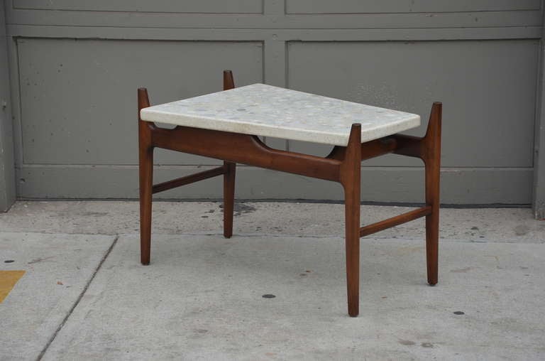 Rare table d'appoint en terrazzo trapézoïdal. Superbe combinaison de bois et de pierre. Dessus en porte-à-faux.
Hauteur de la surface de la pierre - 20