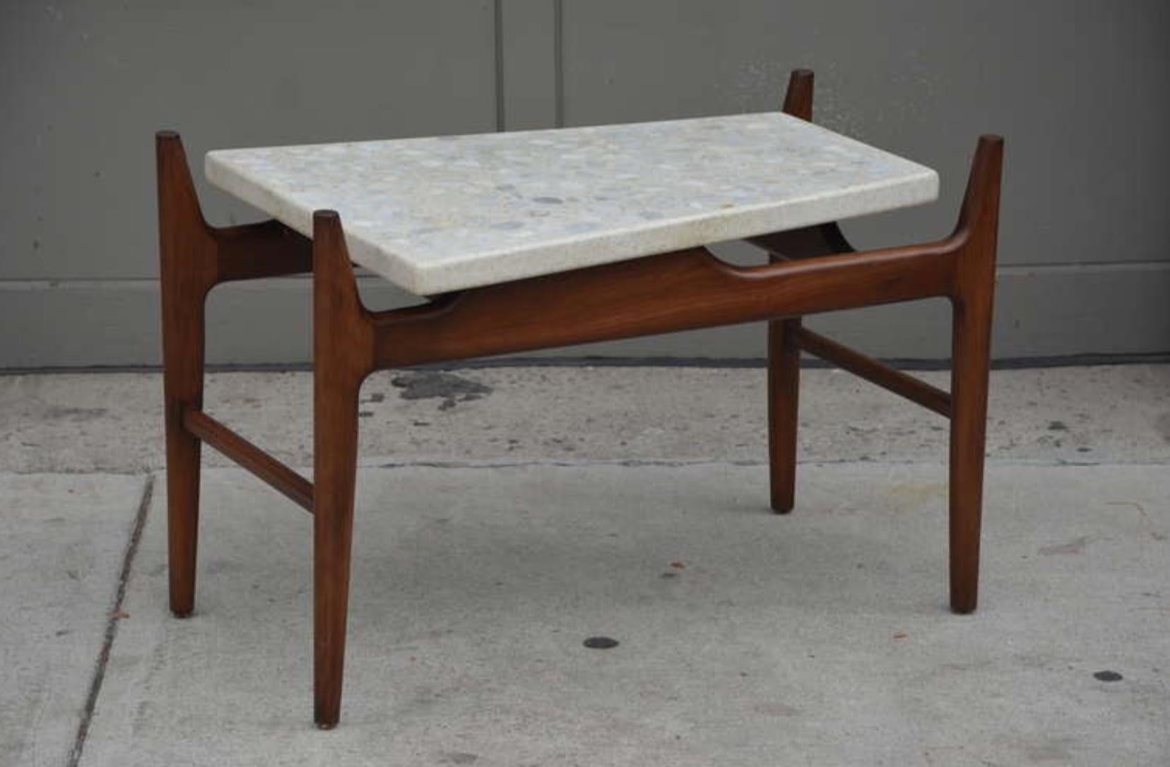 Milieu du XXe siècle Rare table d'appoint en terrazzo avec piédestal en vente