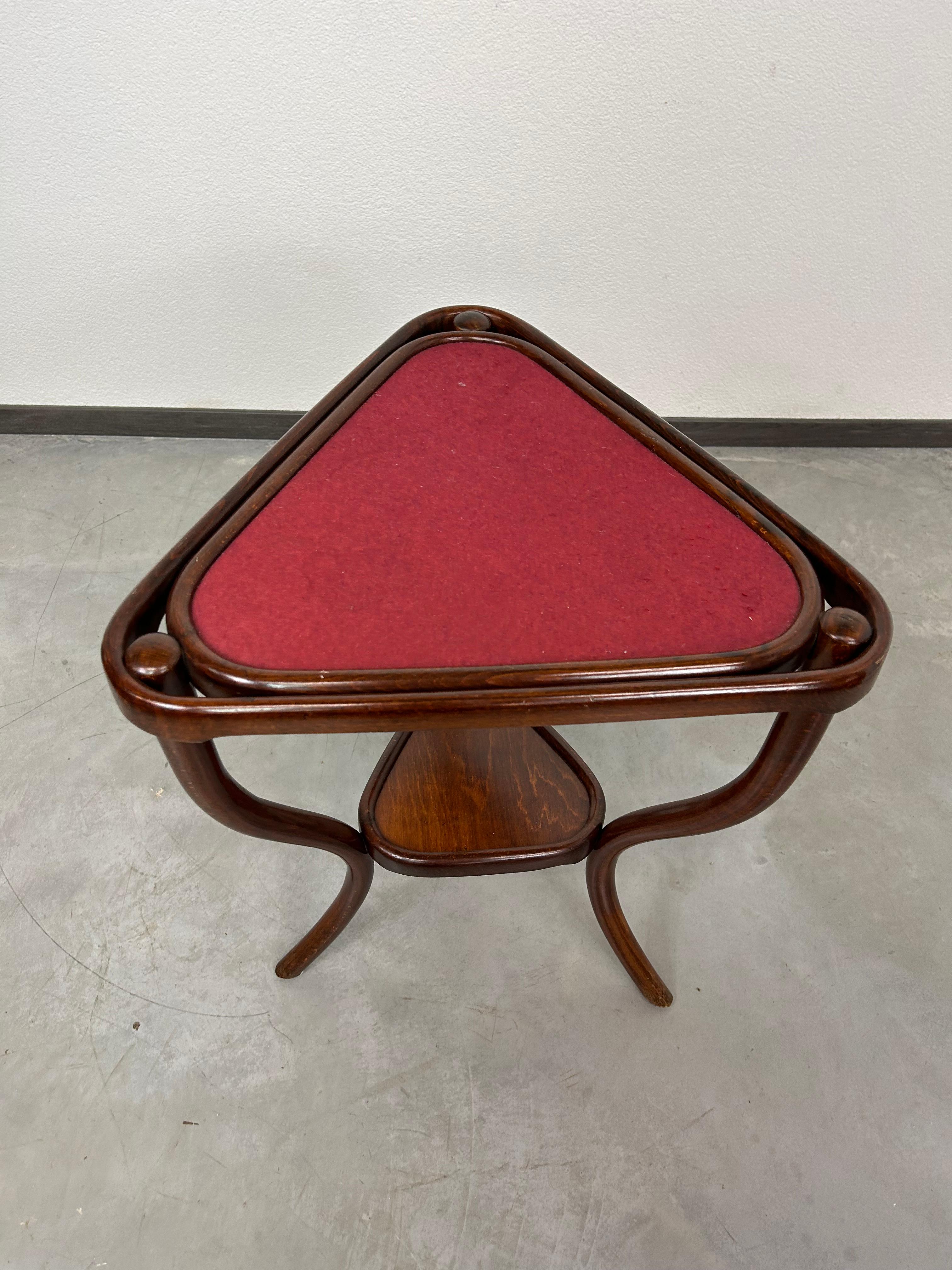 Rare triangle card table by Thonet In Good Condition For Sale In Banská Štiavnica, SK