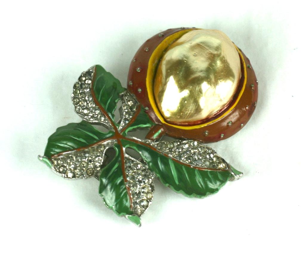 Trifari Broche rare en forme de cloche en châtaignier avec perles Excellent état - En vente à New York, NY