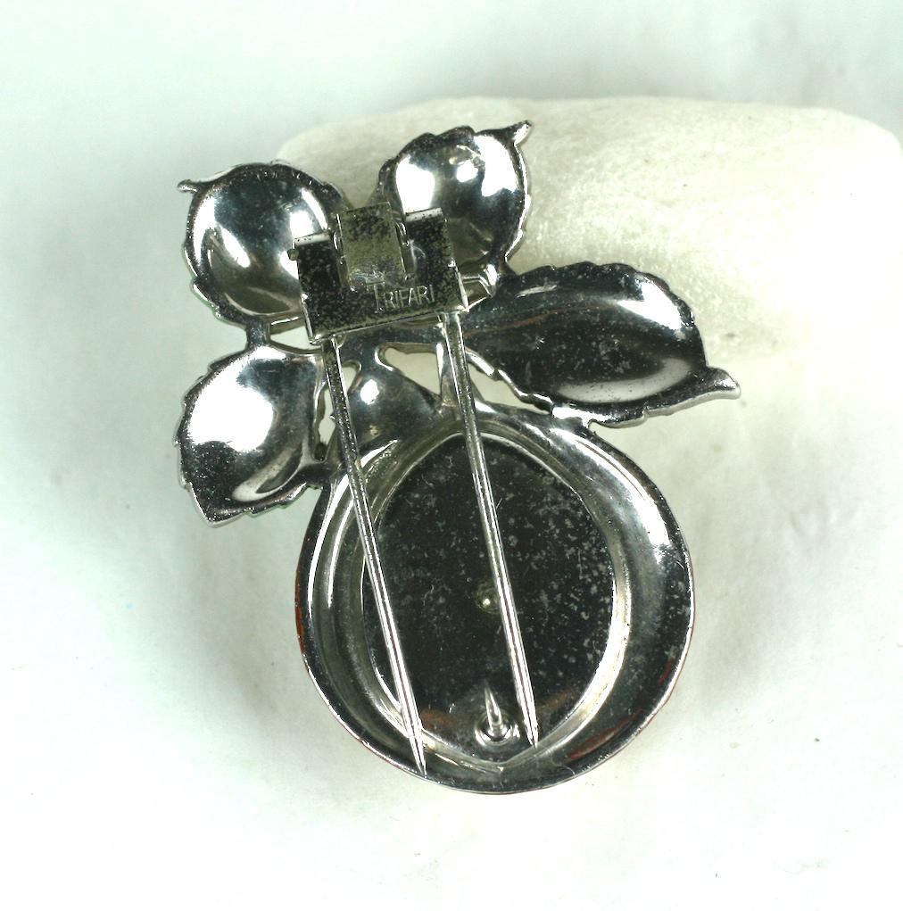 Trifari Broche rare en forme de cloche en châtaignier avec perles Unisexe en vente