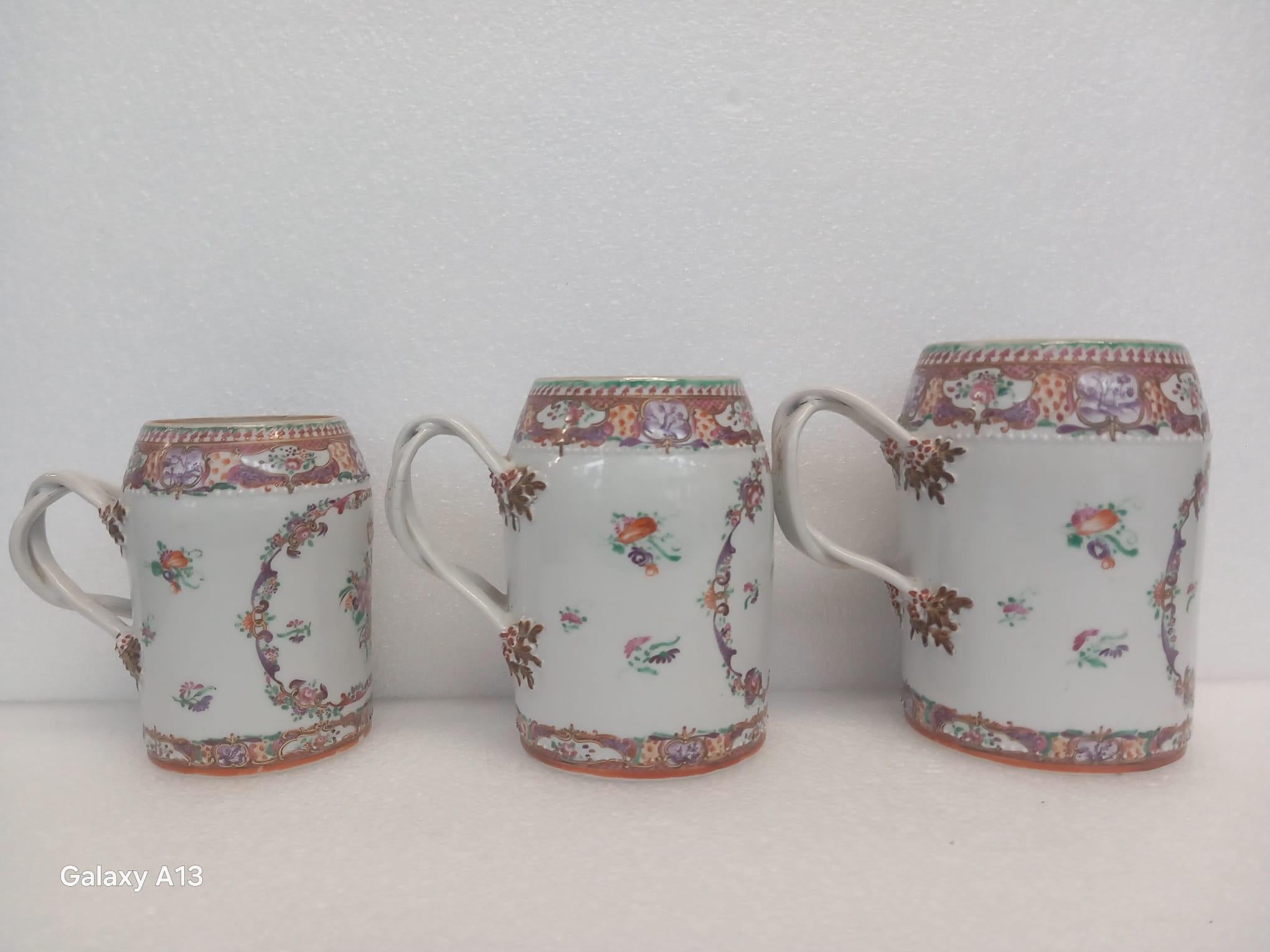 Rarísimo trío de tazas de loza china de exportación de hacia 1750 con diseño Famille Rose.