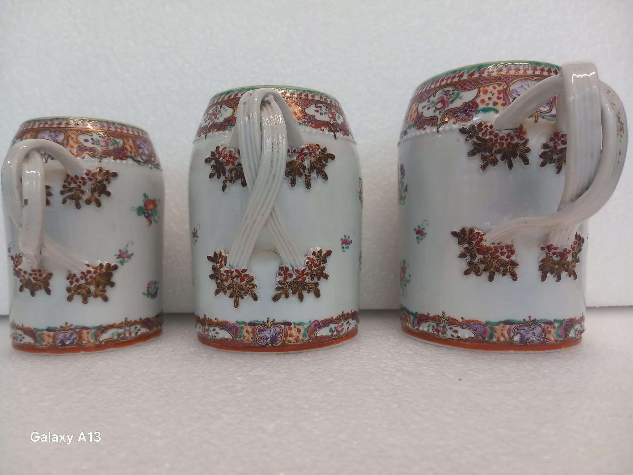 Raro trío de tazas chinas de exportación Famille Rose, circa 1750 Qing en venta