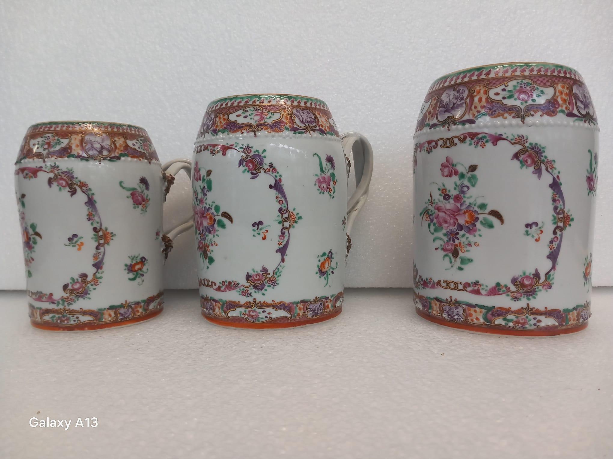 Raro trío de tazas chinas de exportación Famille Rose, circa 1750 en Excelente estado para la venta en London, GB