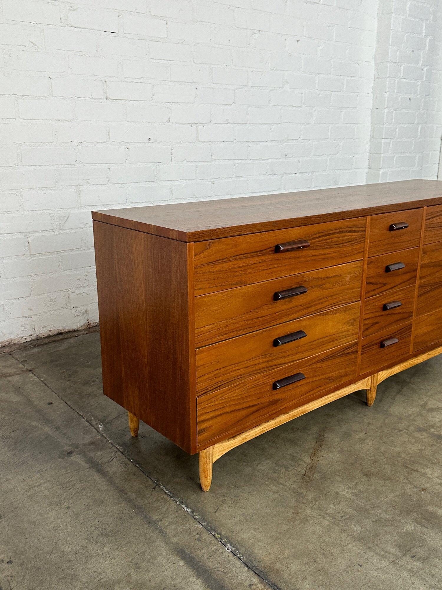 Rare triple dresser by Lane In Good Condition For Sale In Los Angeles, CA