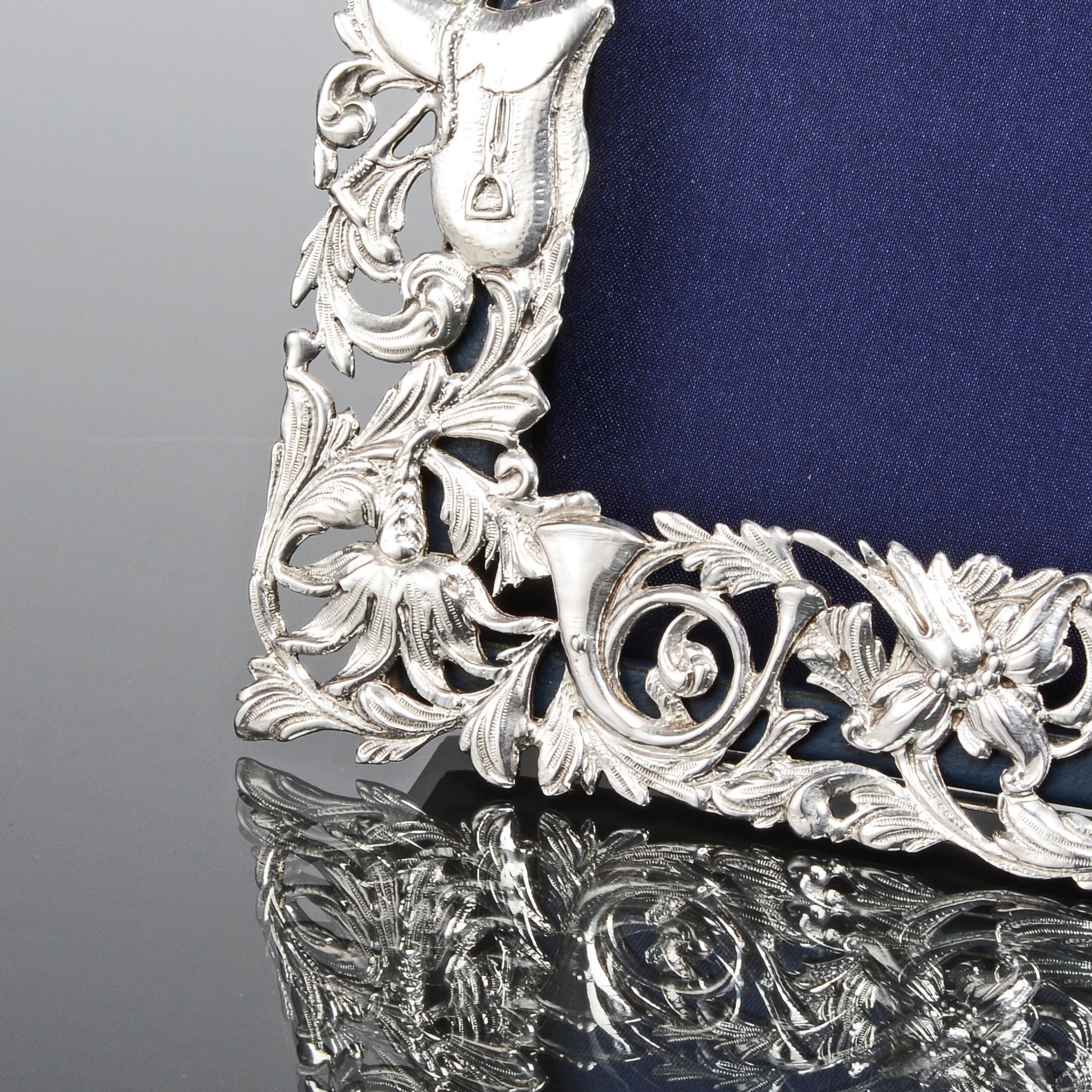 Raro marco de fotos triple de plata con tema de caza del zorro en venta 1
