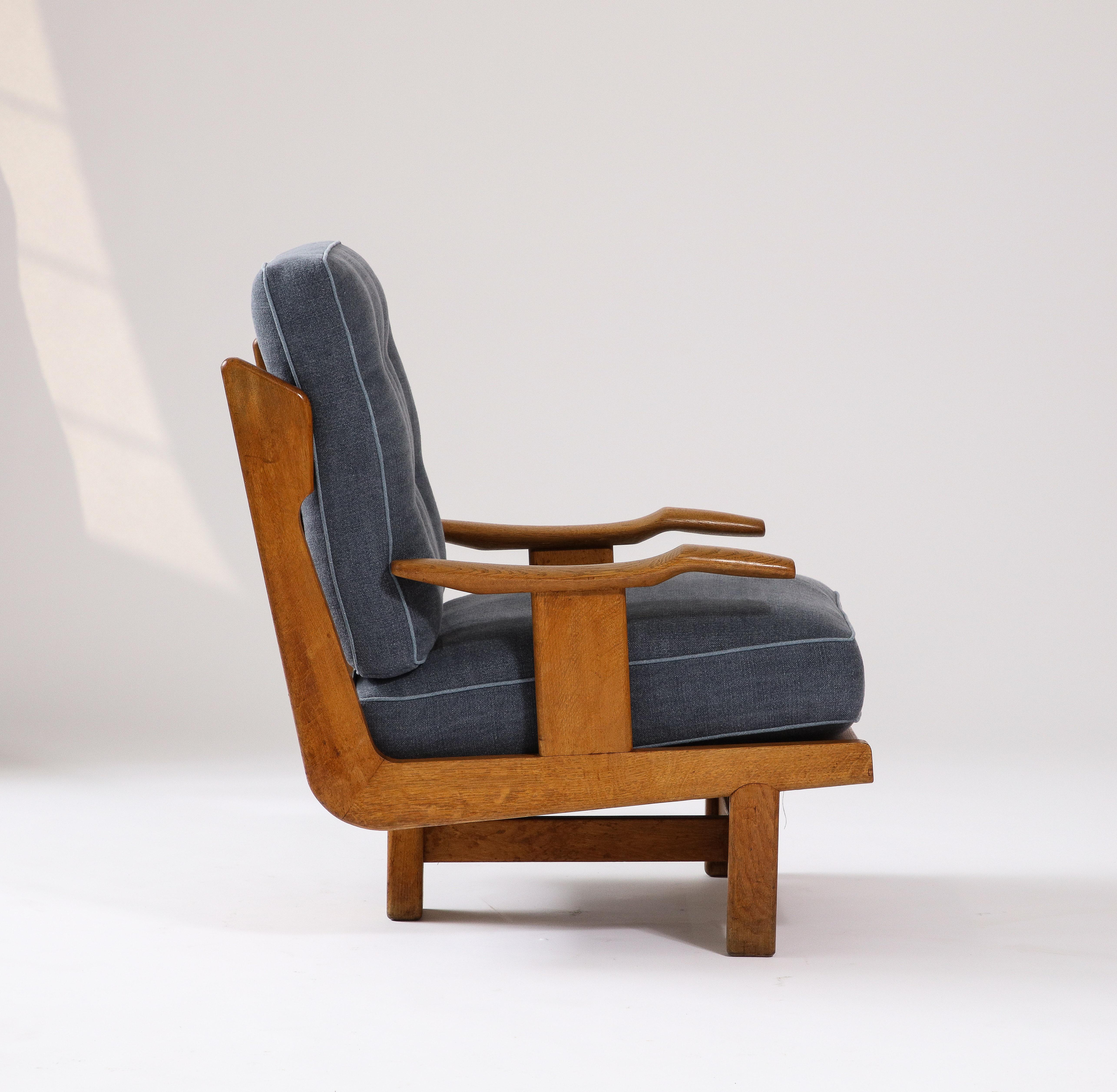 Deux disponibles ; prix individuels. 

Chaise longue sculpturale de Guillerme et Chambron. Cette chaise est incroyablement confortable, avec de nouveaux coussins rembourrés en lin marine lavé avec des passepoils et des boutons contrastés bleu-gris