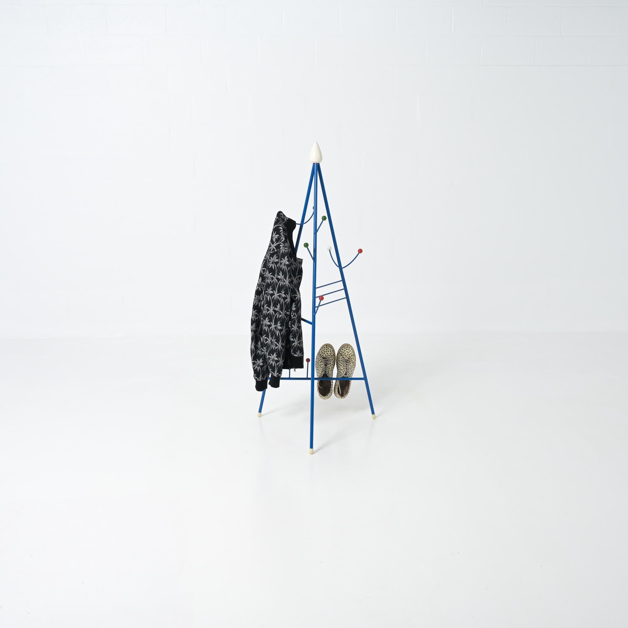 Questo divertente appendiabiti a treppiede è sicuramente un design degli anni '50, probabilmente di produzione francese o belga.

Sembra una scultura astratta. Il designer deve essersi ispirato alle stabili sculture di Alexander Calder. 

È un