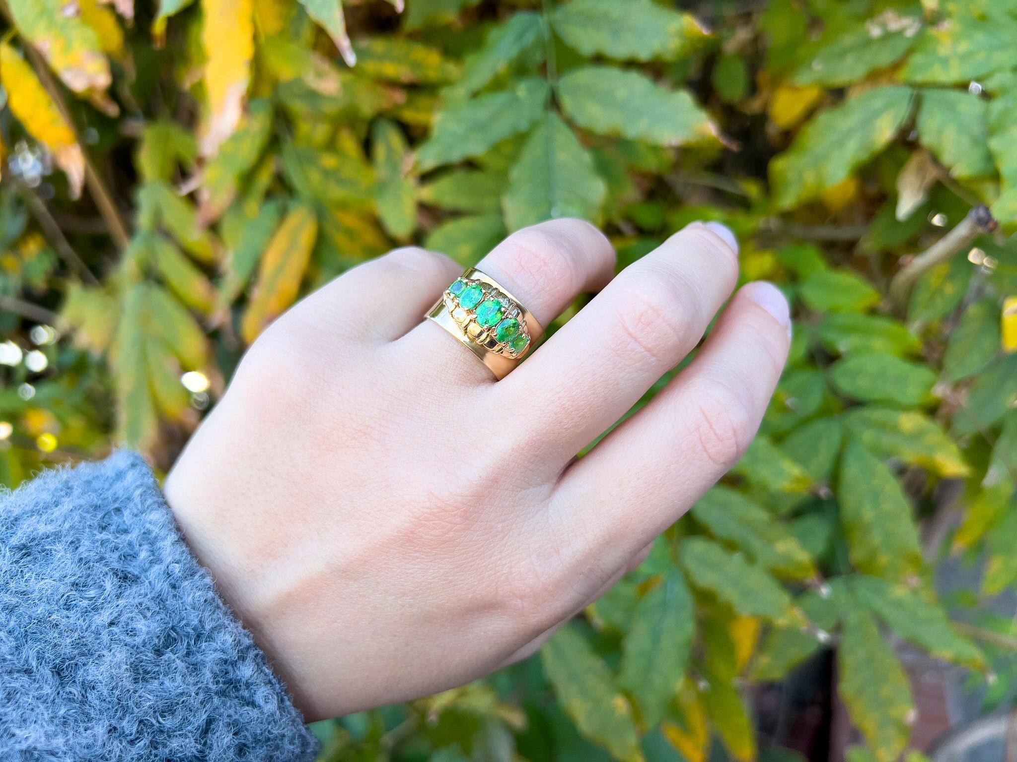 Contemporary Rare Tsavorite and Green Garnets Ring 1.80 Carats 18K Yellow Gold For Sale