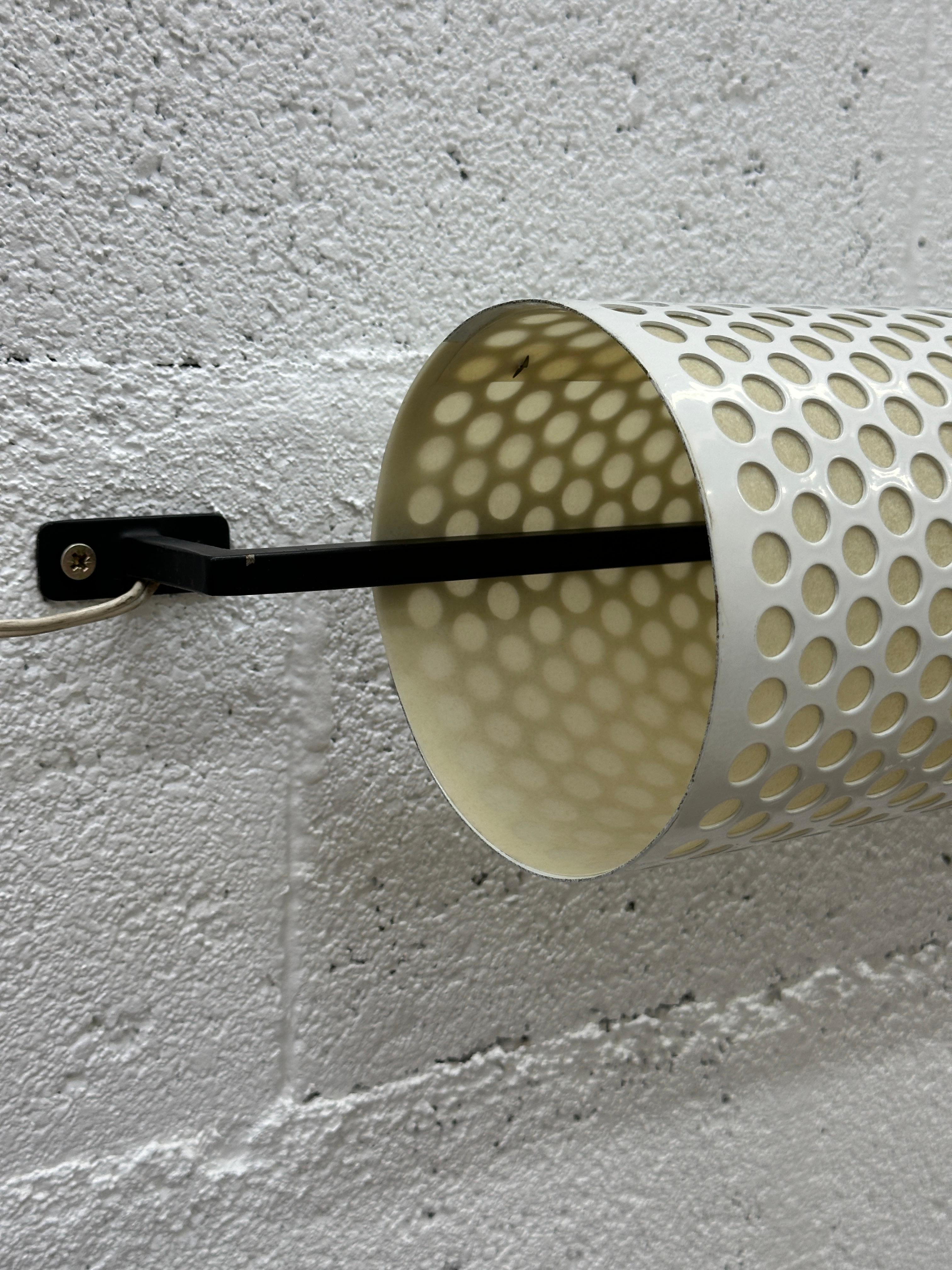 Rare tube floor lamp by Robert Mathieu. To Master horizontally, vertically against the wall. Exceptional piece published in very few copies in the 50s. 100/15cm. 


You are looking at an extremely rare piece. As you can see from the photos, it is in