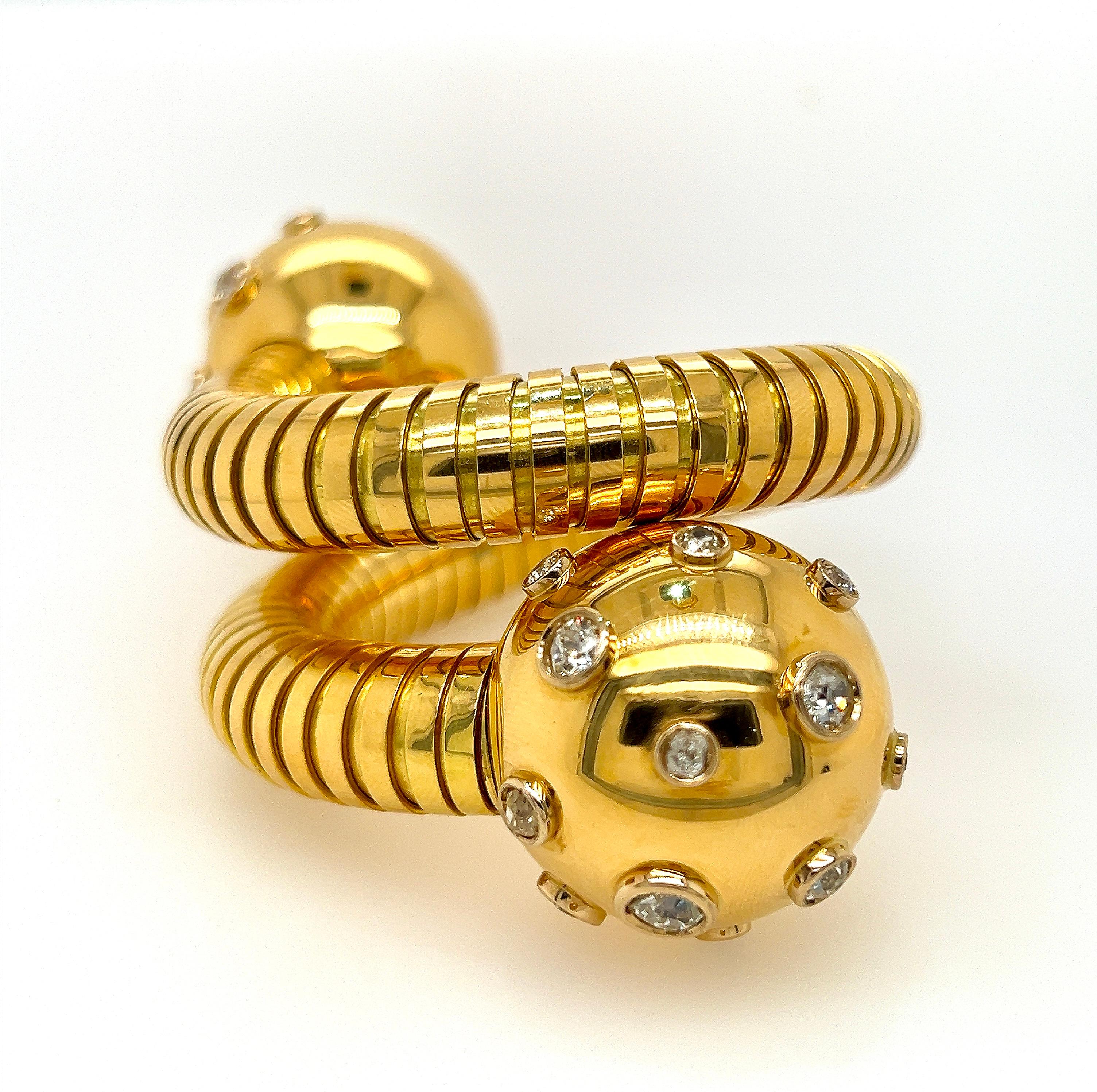 Erhöhen Sie Ihren Stil mit diesem exquisiten Bvlgari-Armband aus Gold und Diamanten der 1930er Jahre. Dieses flexible Armband aus 18-karätigem Gold ist mit 24 europäischen Diamanten und Diamanten im Altminenschliff mit einem Gesamtgewicht von ca.